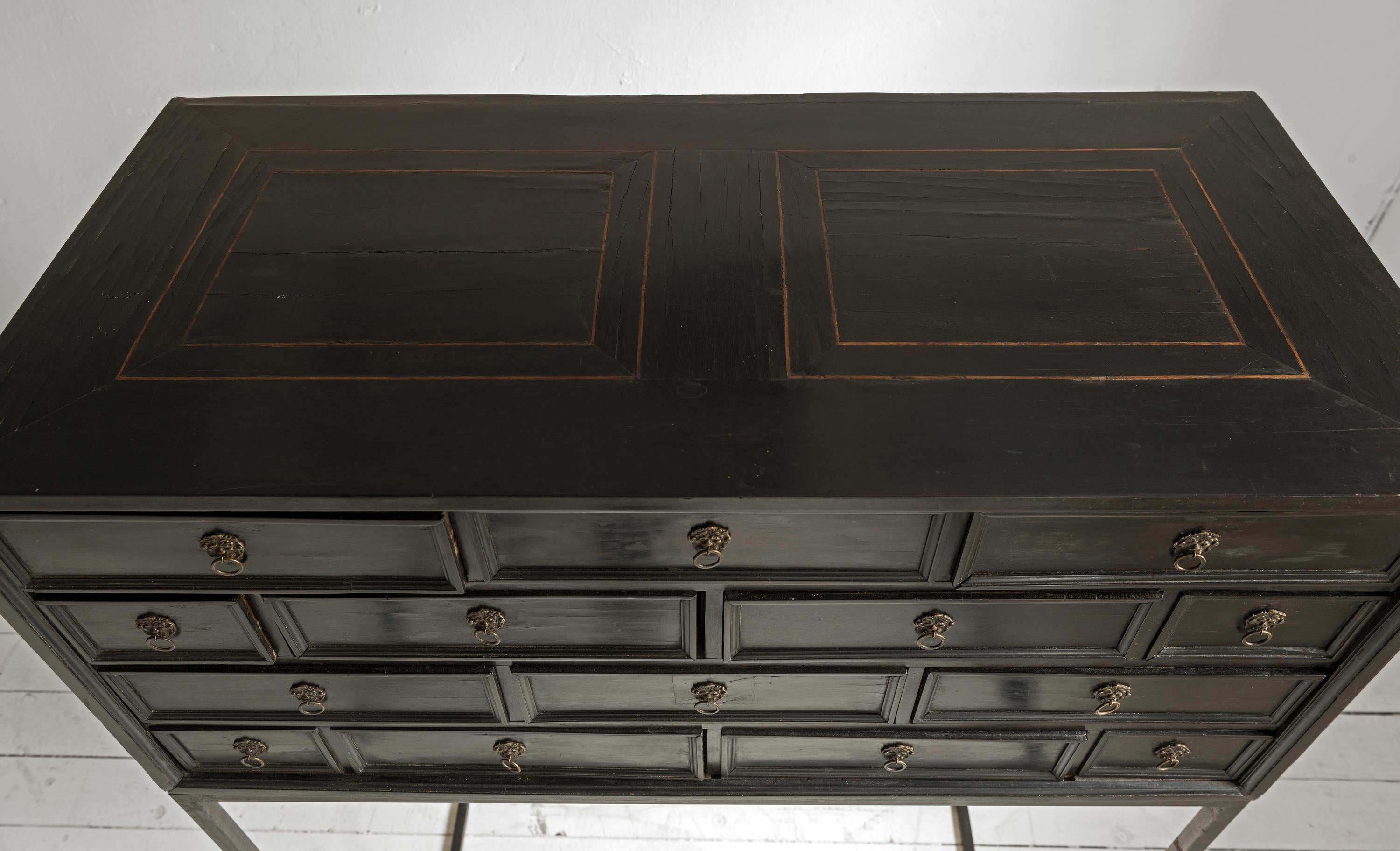 Ébénisé Élégante armoire minimaliste du 17e siècle en bois Elegance sur un stand contemporain en acier en vente