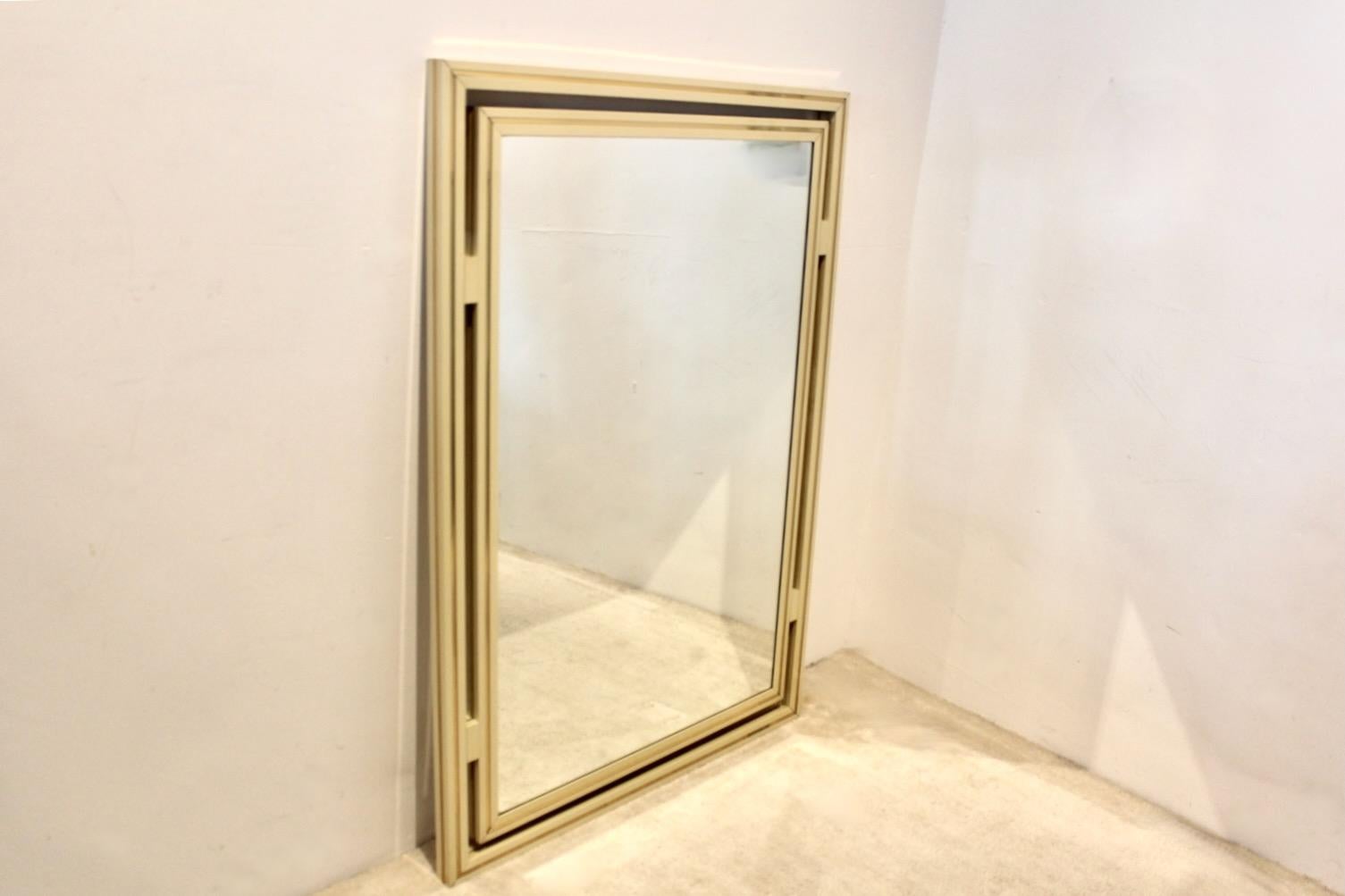 Bellissimo specchio in ottone e crema massiccio con una sofisticata doppia cornice in alluminio. Progettato e prodotto in Francia da Pierre Vandel Paris. Con il suo forte design geometrico, questo specchio di grande effetto, con il suo imponente