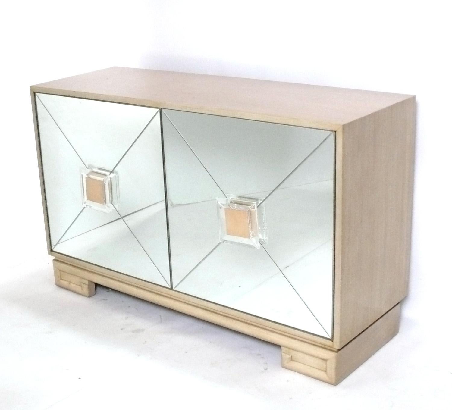 Elegante mobile o credenza a specchio, americano, anni '50 circa. Attualmente è in fase di rifinitura e può essere completata con un colore a tua scelta. Basta inviarci il codice del colore della vernice o del colore della macchia dopo l'acquisto e