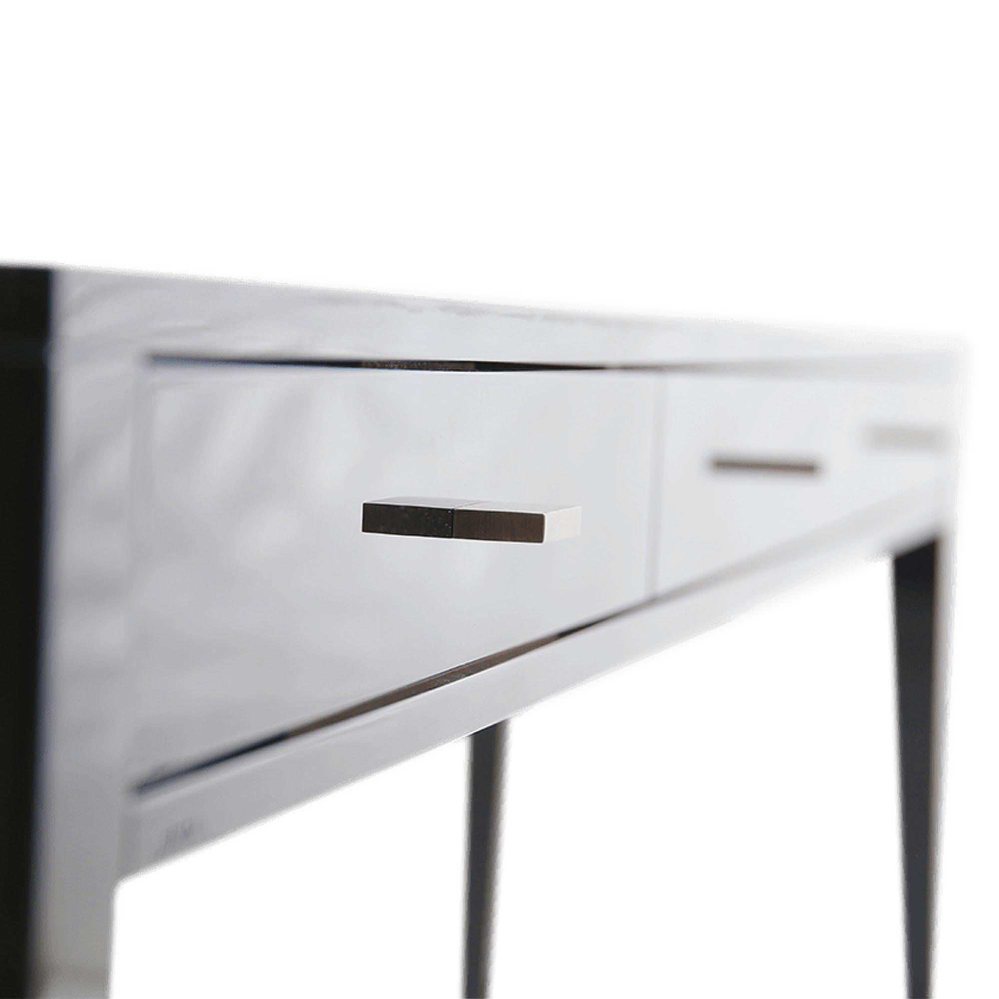 Dieser elegante und fabelhafte Konsolentisch ist eine stilvolle Ergänzung für den Raum. Die schwarze Klavierlackoberfläche dieses Tisches verleiht ihm ein äußerst luxuriöses Aussehen. Dieses Möbelstück mit eleganten Schubladen ist mit brünierten