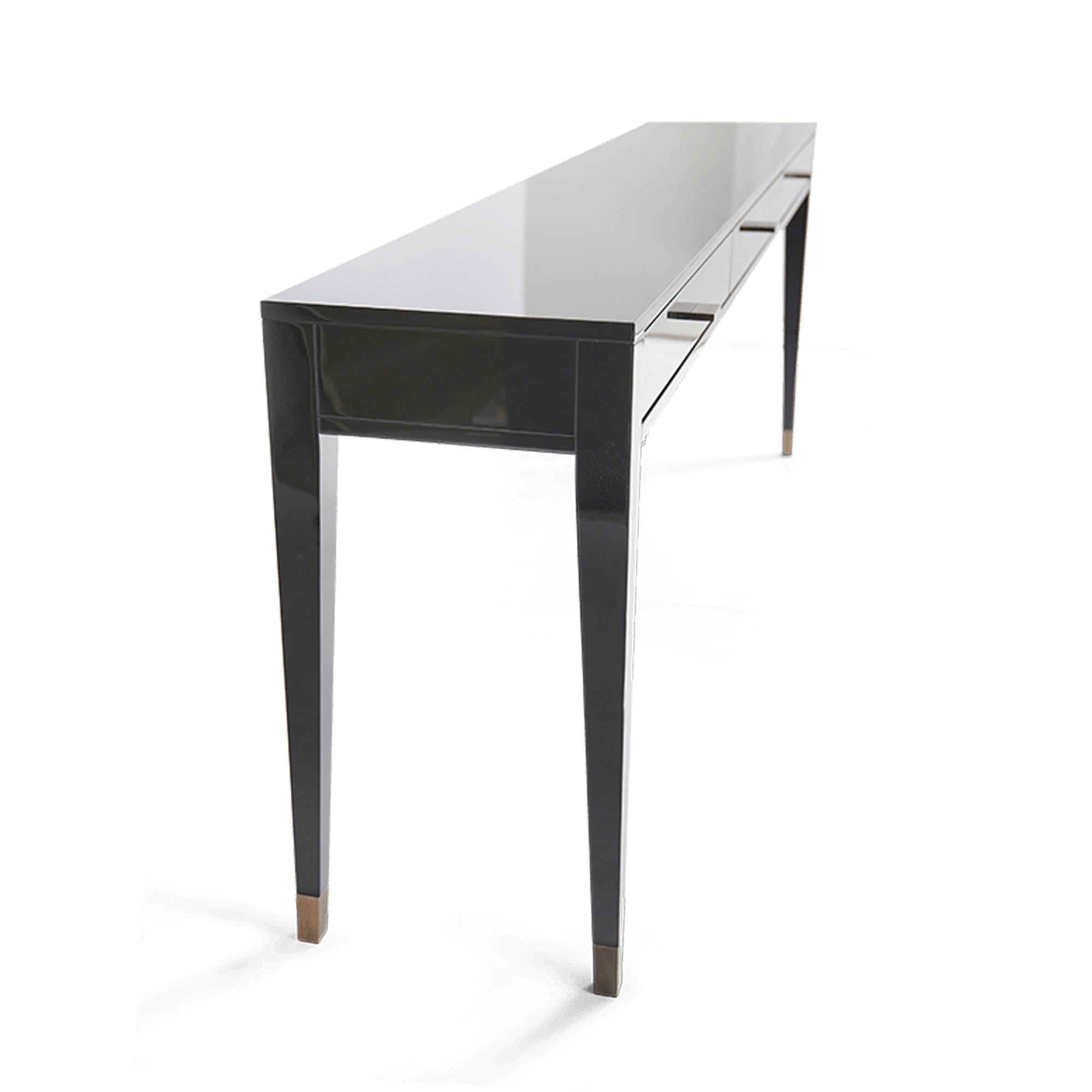 Elegant Modern Classic Hochglanz Schwarz Holzkonsole mit Messing Akzenten (Europäisch) im Angebot