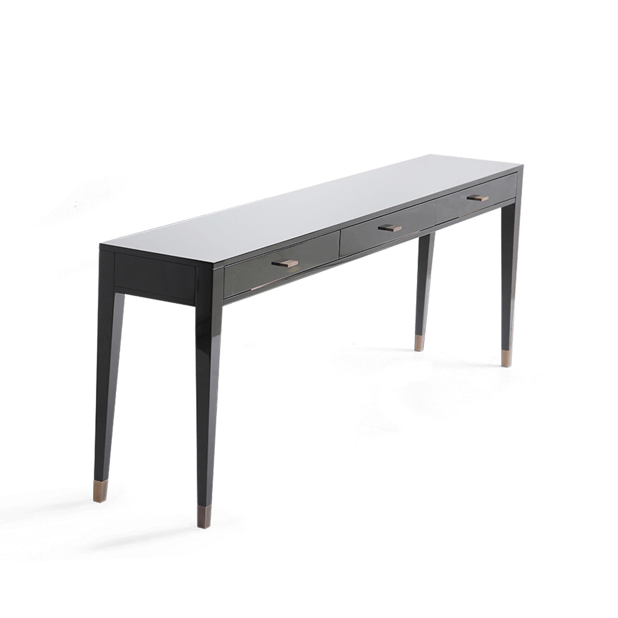 Elegant Modern Classic Hochglanz Schwarz Holzkonsole mit Messing Akzenten (Handgefertigt) im Angebot