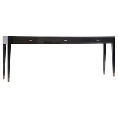 Elegante console moderna classica in legno nero lucido con accenti in ottone