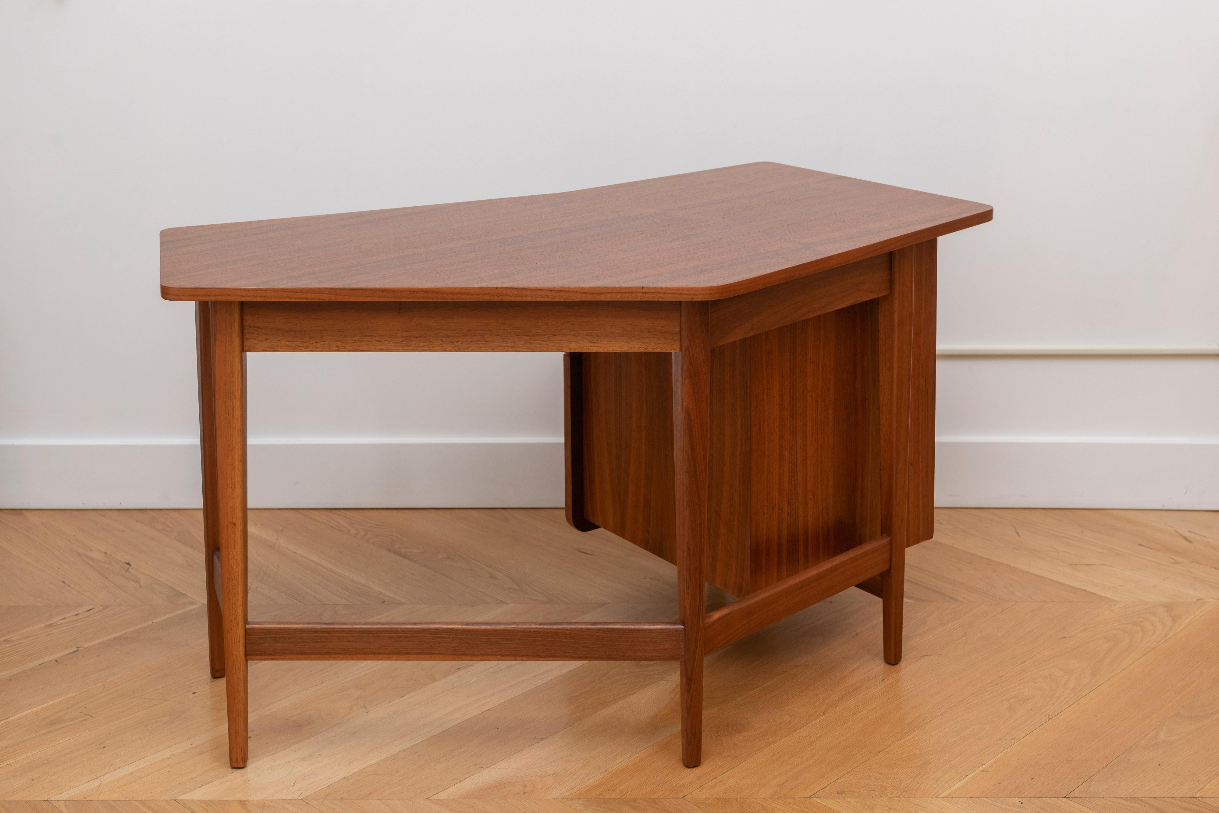 Walnut Elegant Modern Desk, Designed by Bertha Schaefer for Singer and Sons, circa 1950 For Sale