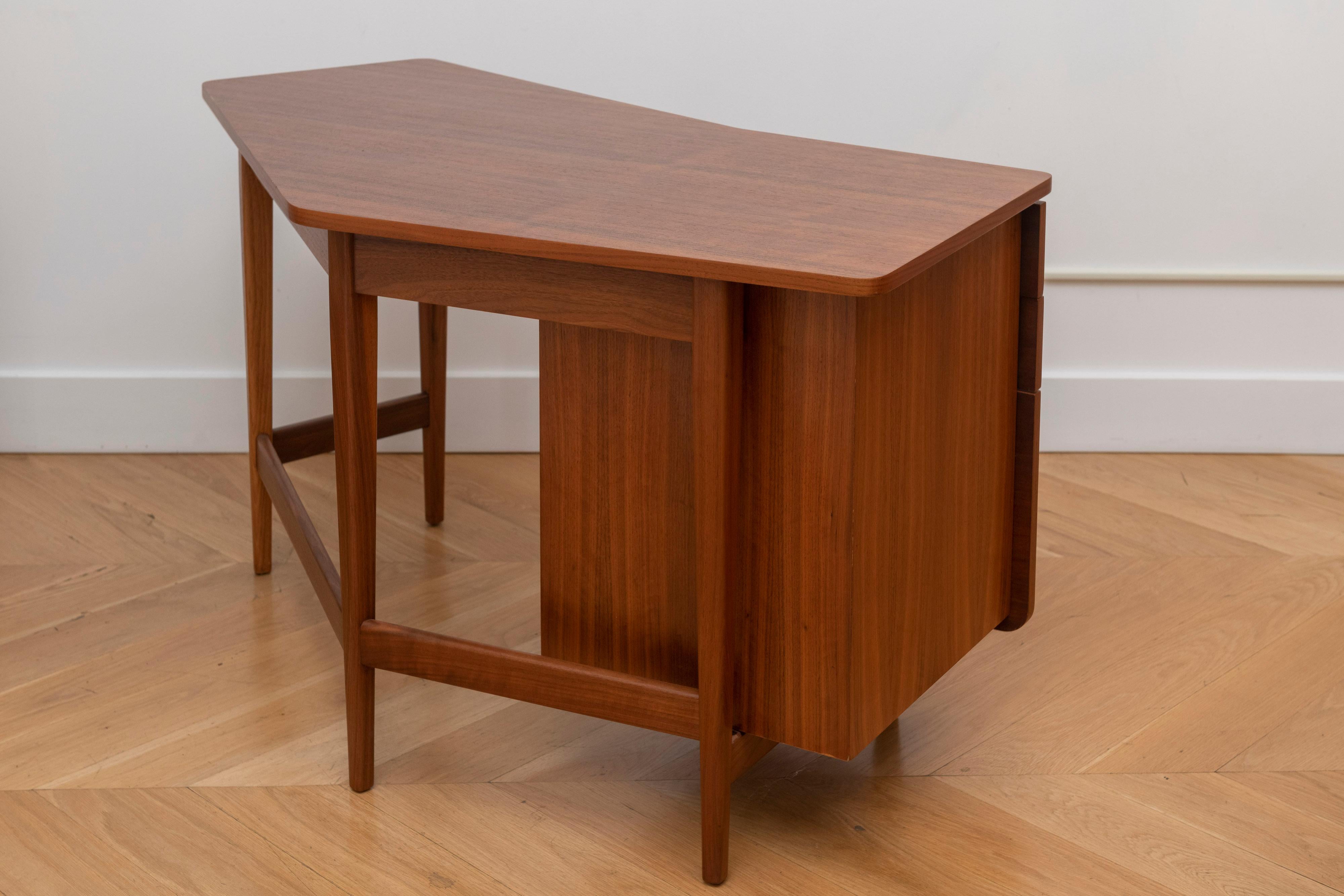 Eleganter moderner Schreibtisch, entworfen von Bertha Schaefer für Singer and Sons, um 1950 im Angebot 5