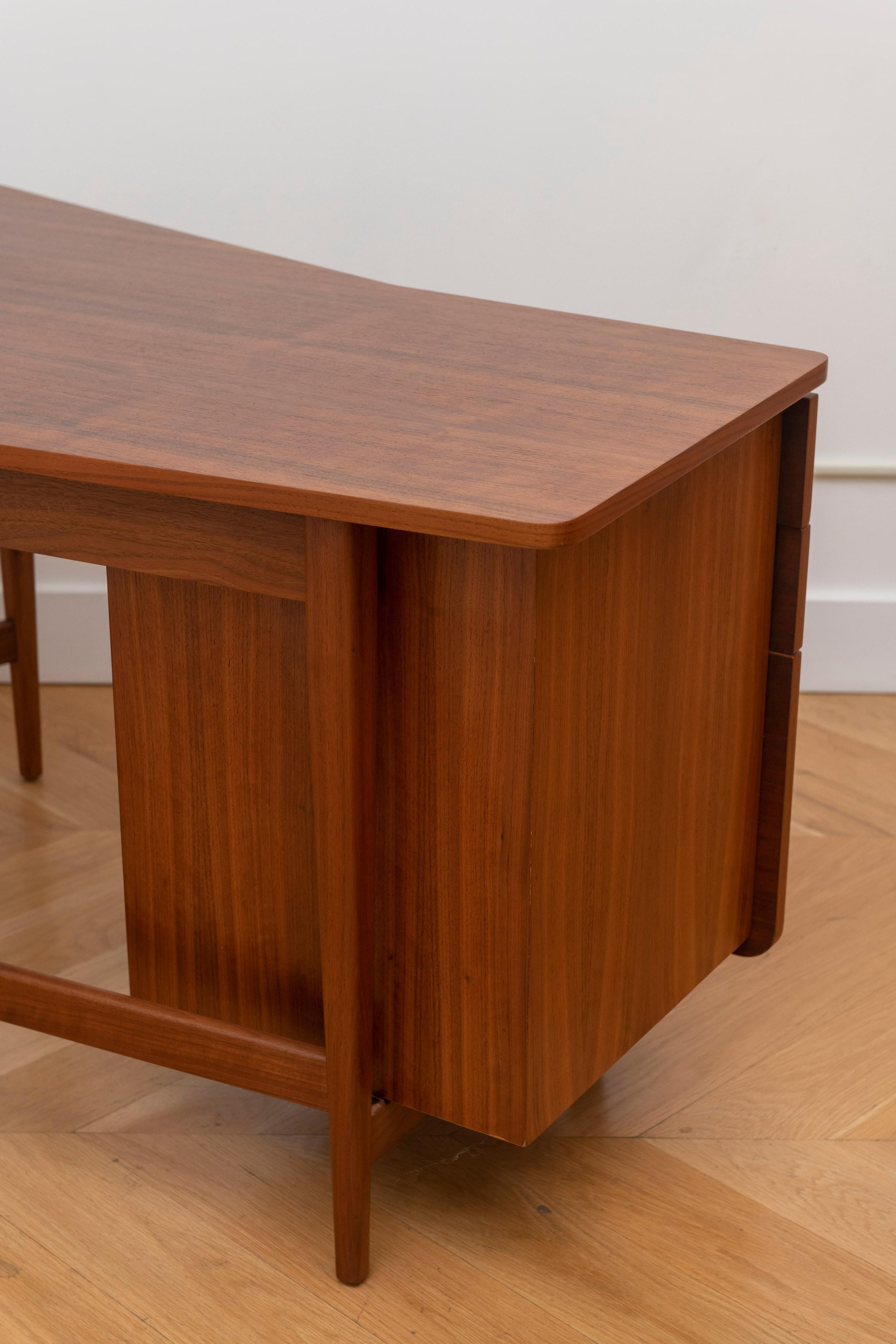 Elegant Modern Desk, Designed by Bertha Schaefer for Singer and Sons, circa 1950 For Sale 3