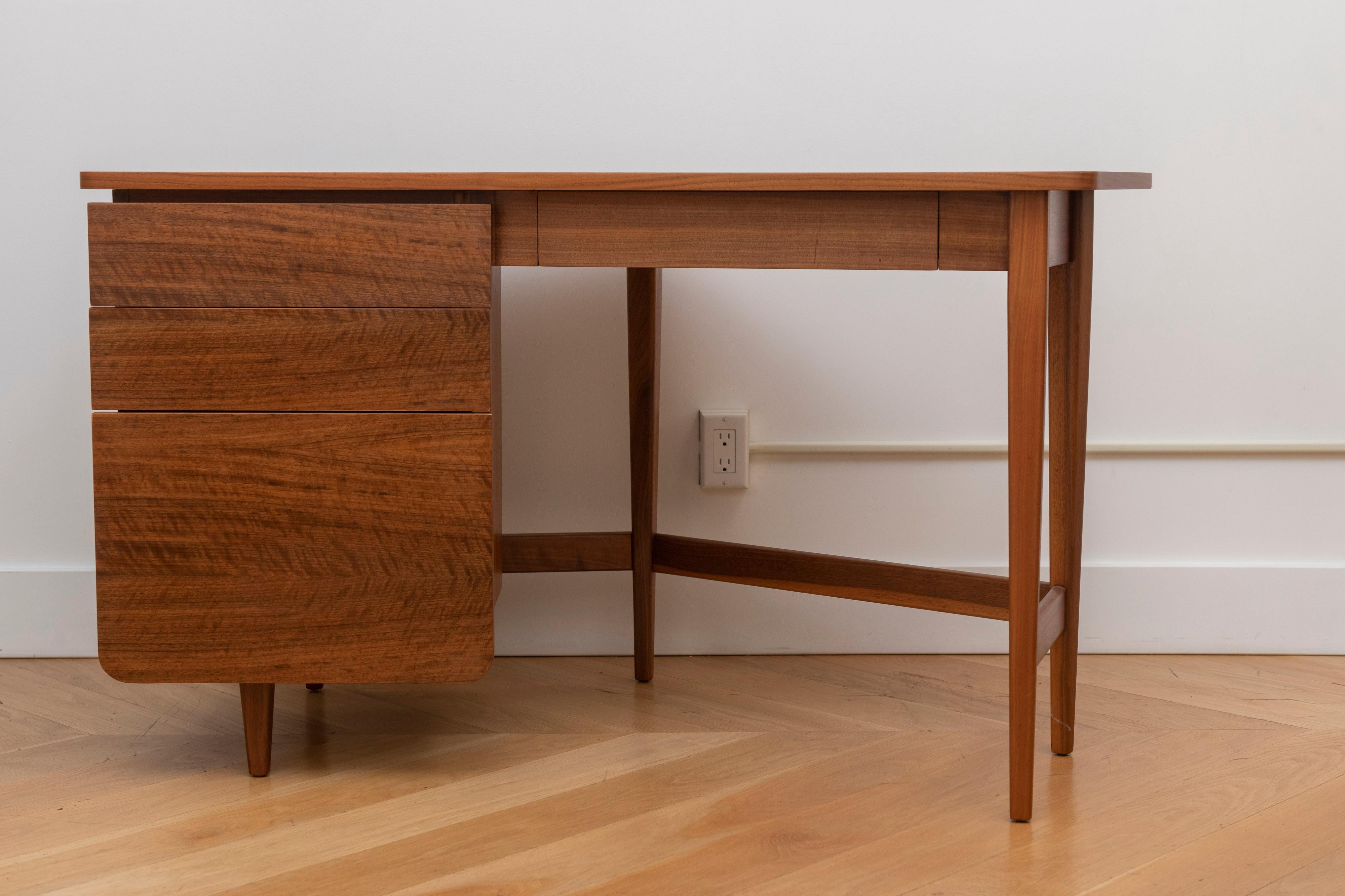 Dies ist ein seltener und eleganter moderner Schreibtisch, entworfen von Bertha Schaefer für Singer and Sons, ca. 1950er Jahre. Schöne Maserung des italienischen Nussbaums, besonders an der Oberseite. Schaefer war eine der führenden Designerinnen