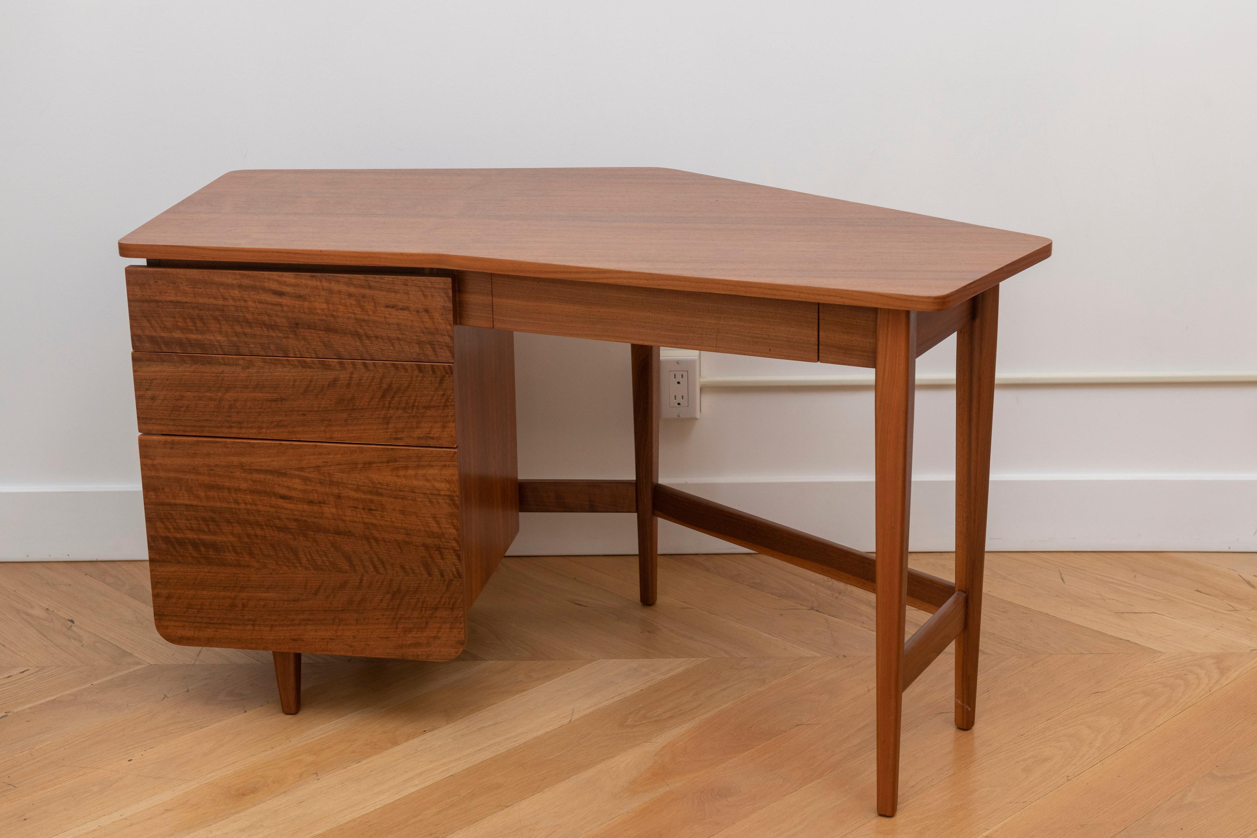 Eleganter moderner Schreibtisch, entworfen von Bertha Schaefer für Singer and Sons, um 1950 (amerikanisch) im Angebot