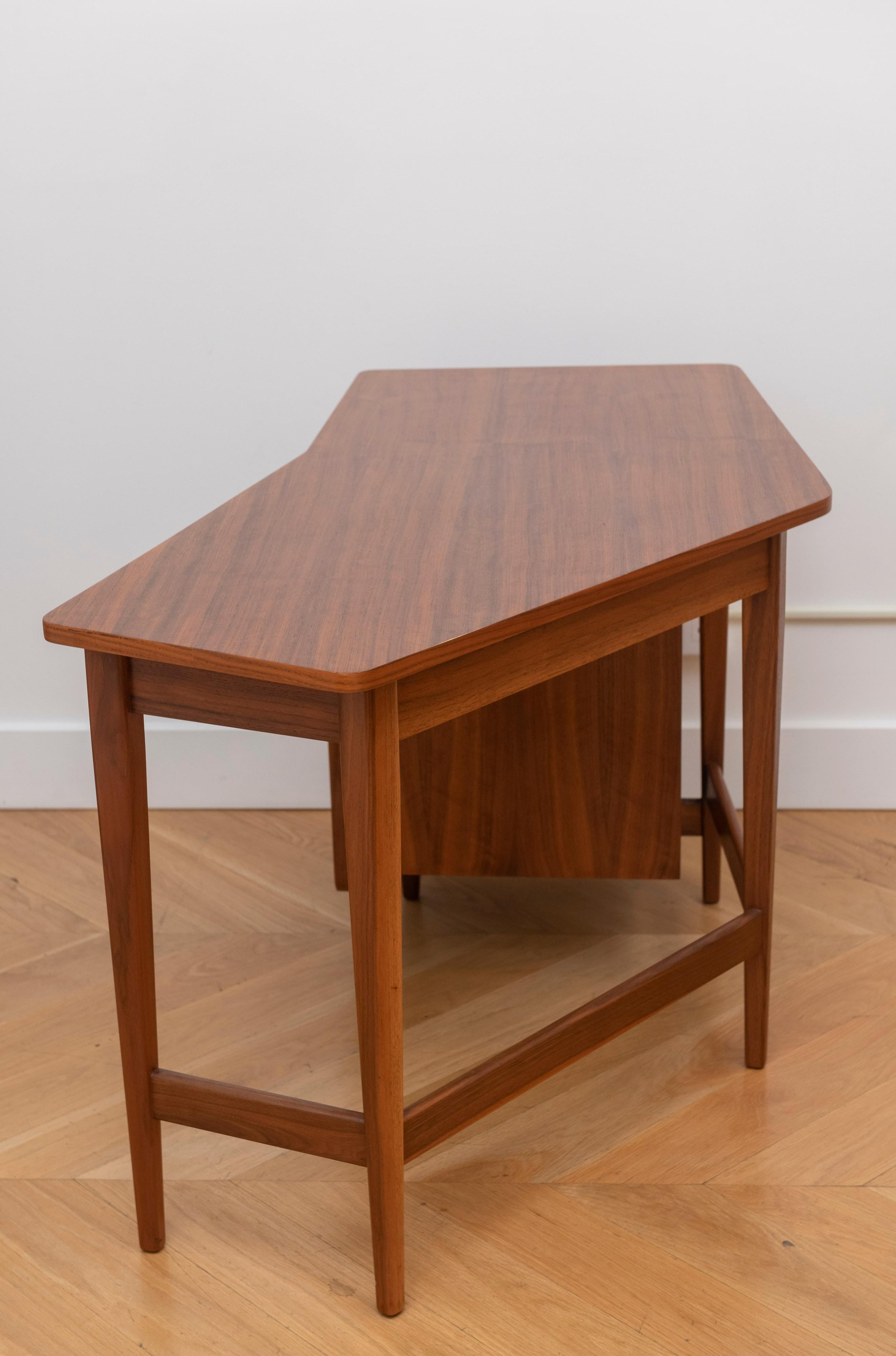 Mid-20th Century Elegant Modern Desk, Designed by Bertha Schaefer for Singer and Sons, circa 1950 For Sale