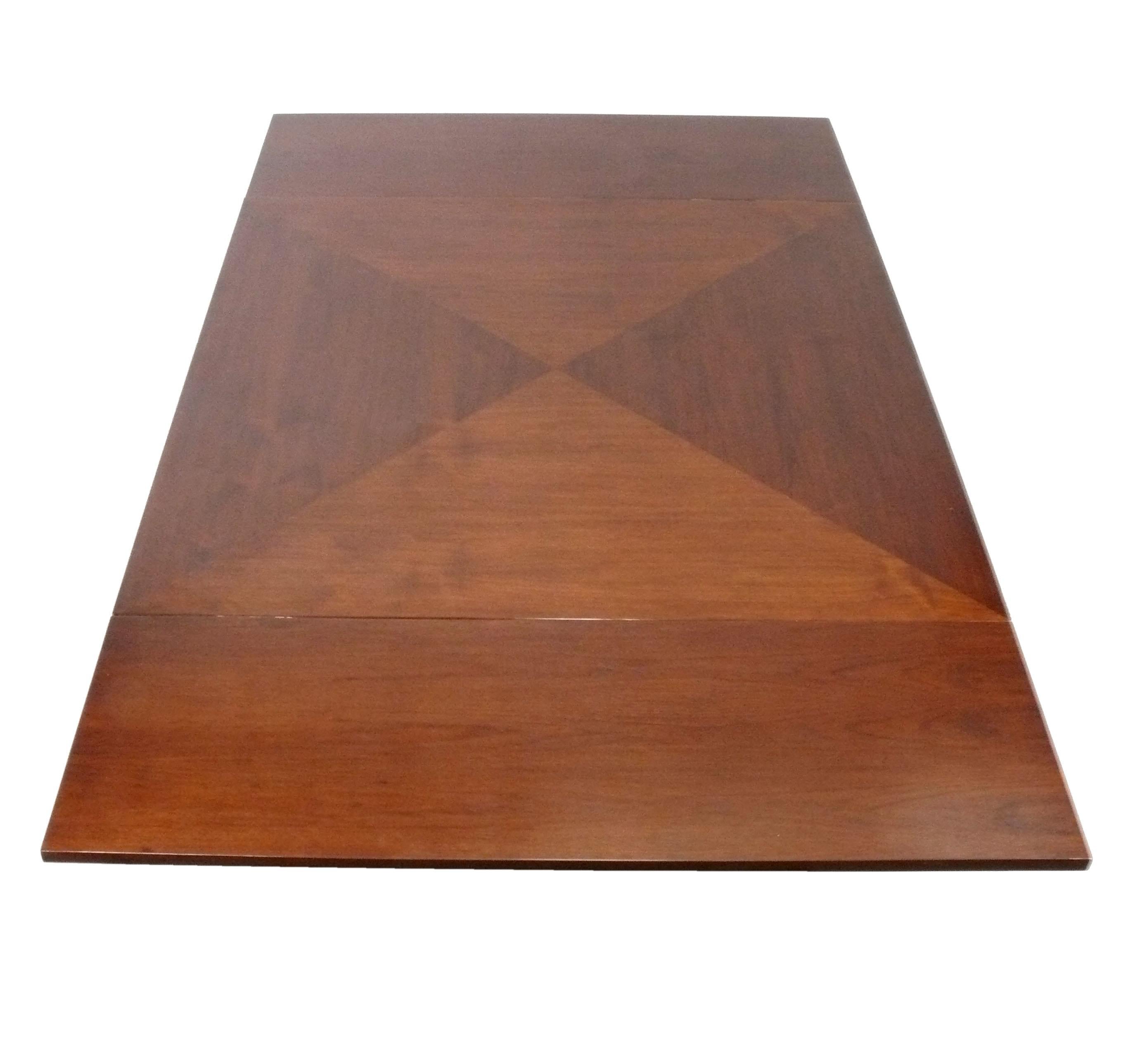 Elegant Modern Dining Table attributed to Dakota Jackson In Good Condition For Sale In Atlanta, GA