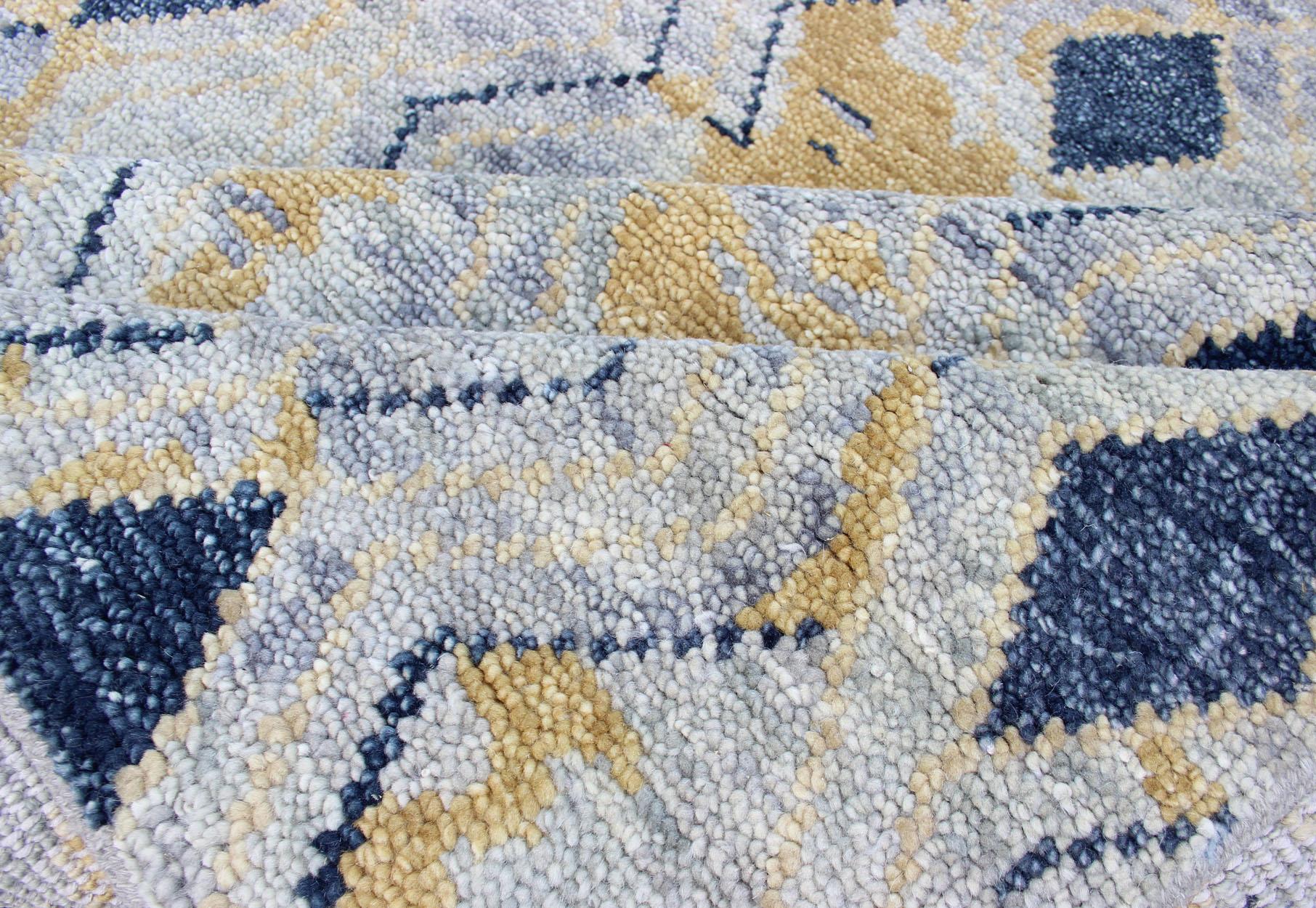 Eleganter moderner geometrischer Teppich in sanften Blau- und warmen Goldtönen im Angebot 2