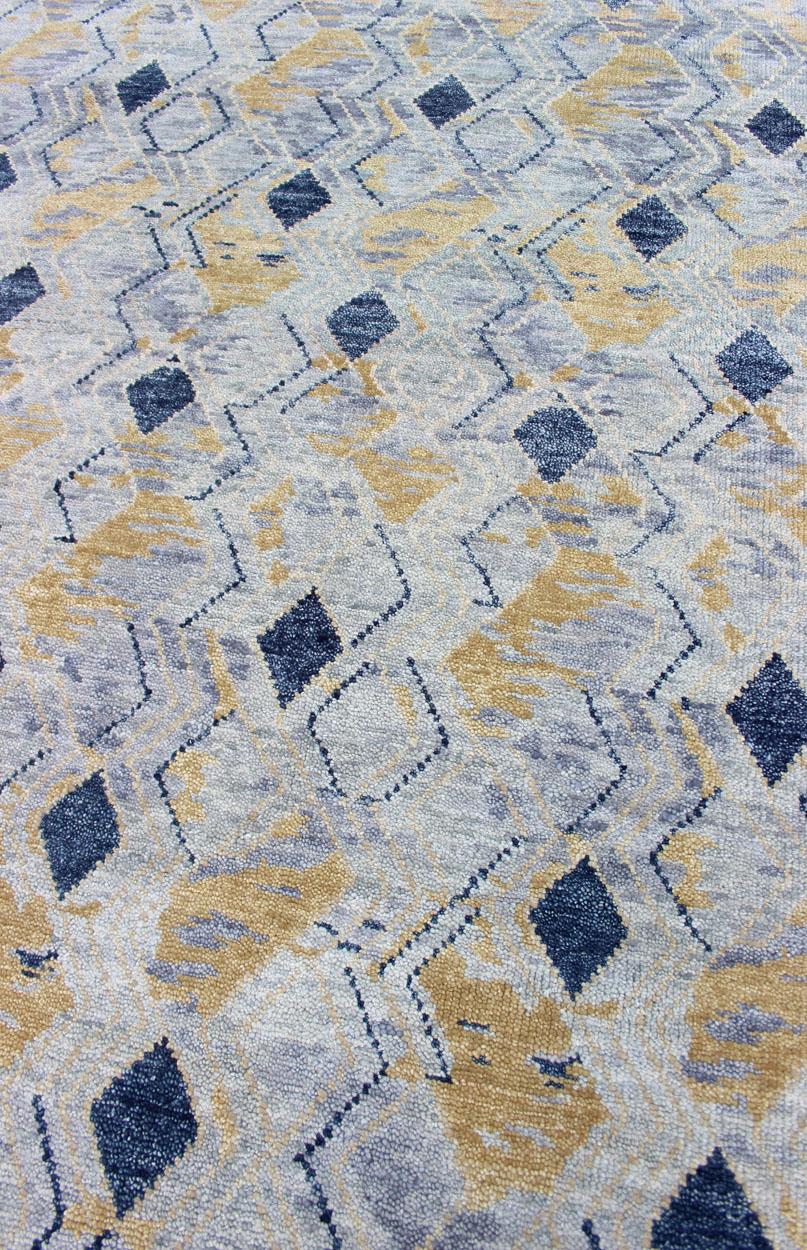 Eleganter moderner geometrischer Teppich in sanften Blau- und warmen Goldtönen im Angebot 3