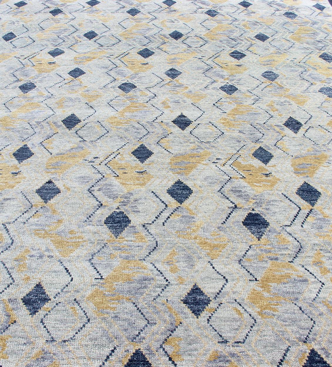 Eleganter moderner geometrischer Teppich in sanften Blau- und warmen Goldtönen im Angebot 4