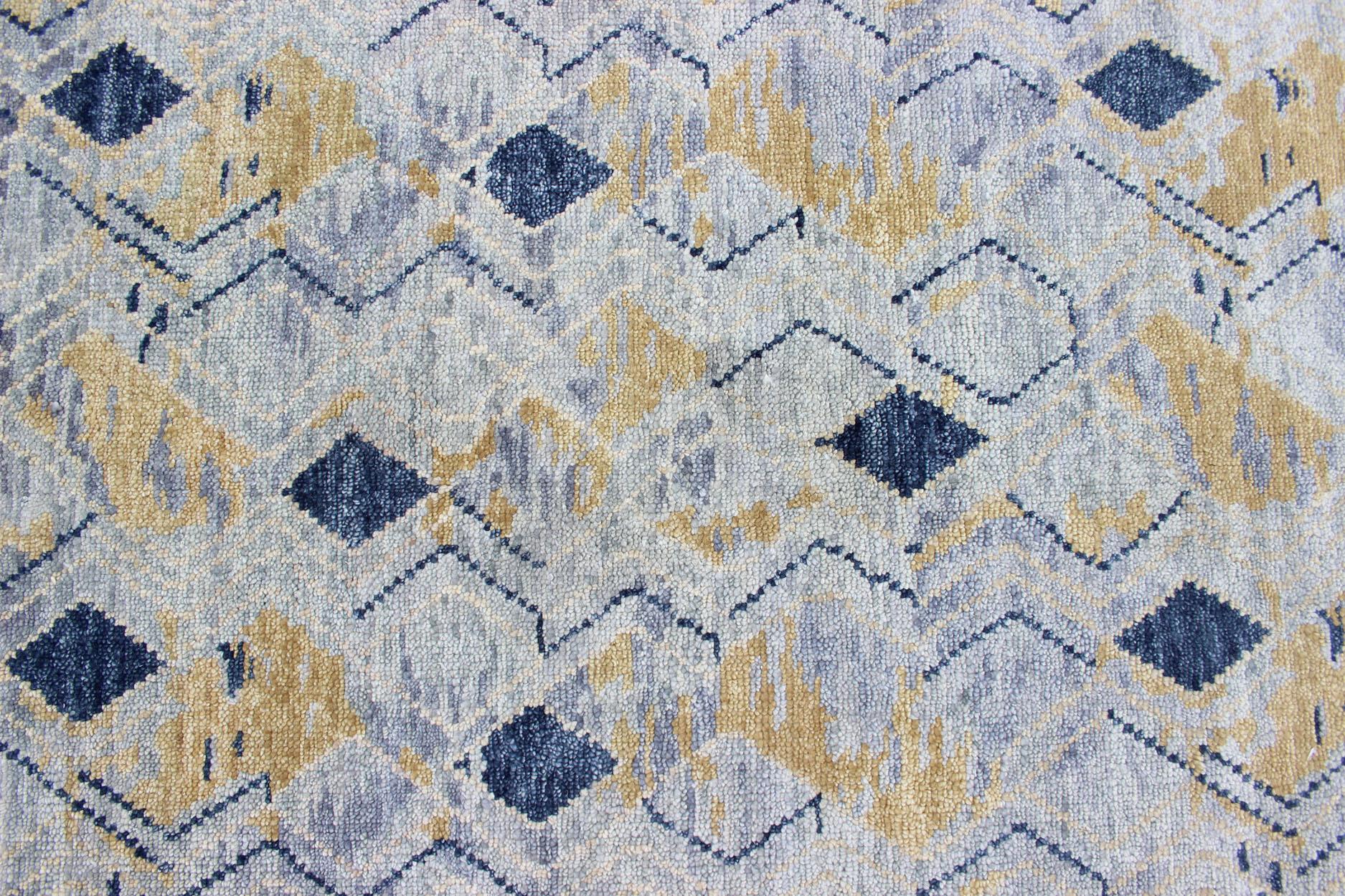 Maße: 9'3 x 12'3
Keivan Woven Arts / Teppich BDH-758113, Herkunftsland / Art: Indien / Modern.
Der elegante geometrische Teppich ist ein Meisterwerk des zeitgenössischen Designs mit einem faszinierenden Muster, das moderne Ästhetik mit zeitloser