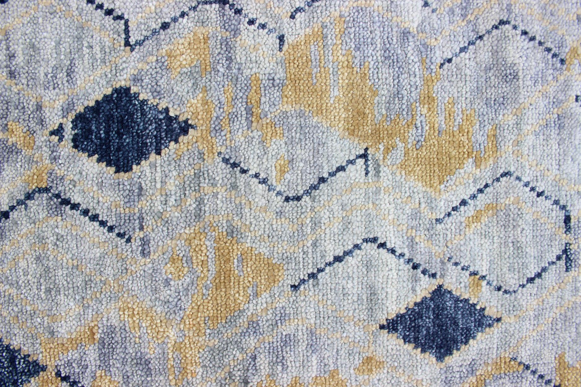 Eleganter moderner geometrischer Teppich in sanften Blau- und warmen Goldtönen (Moderne) im Angebot