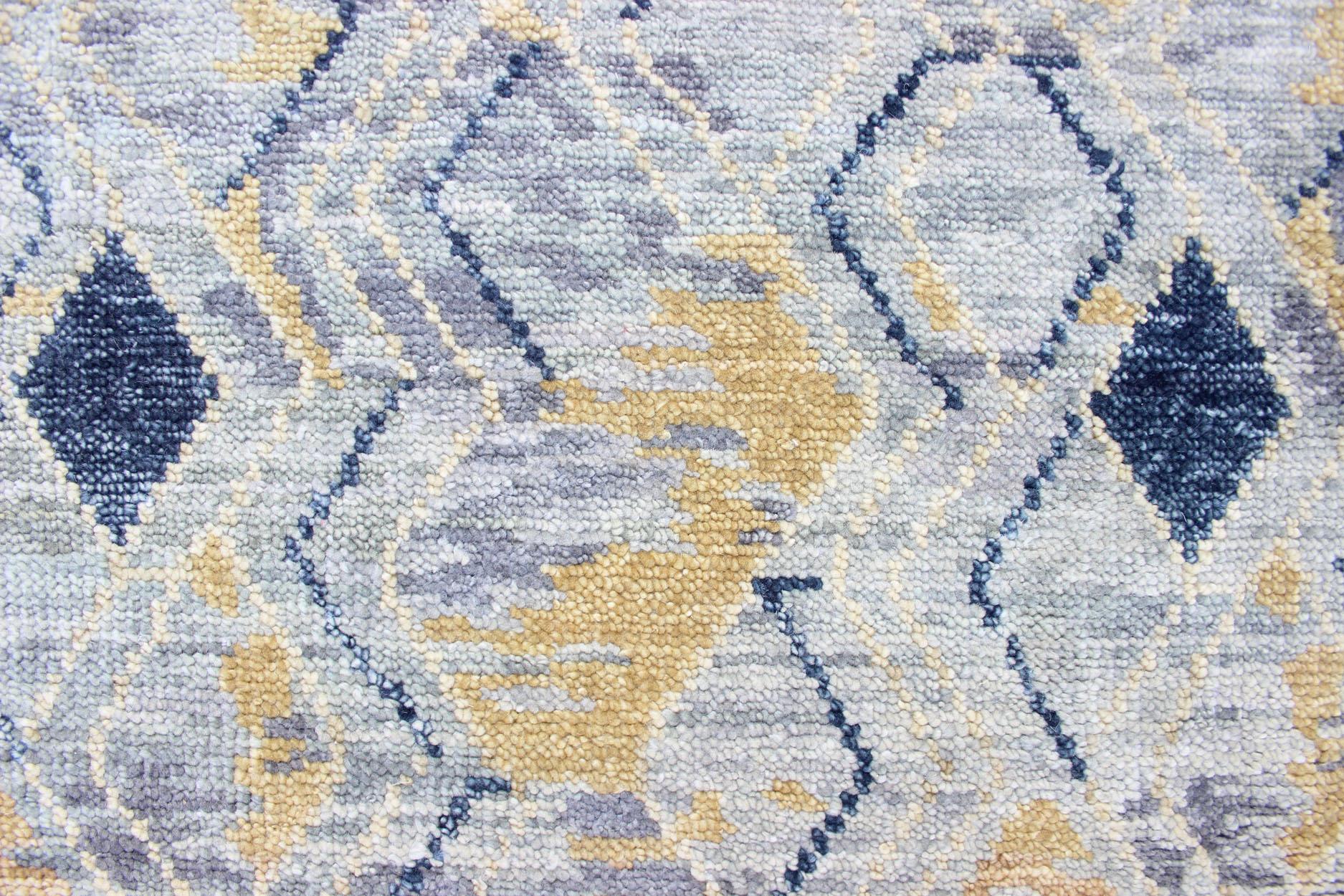 Eleganter moderner geometrischer Teppich in sanften Blau- und warmen Goldtönen (Indisch) im Angebot