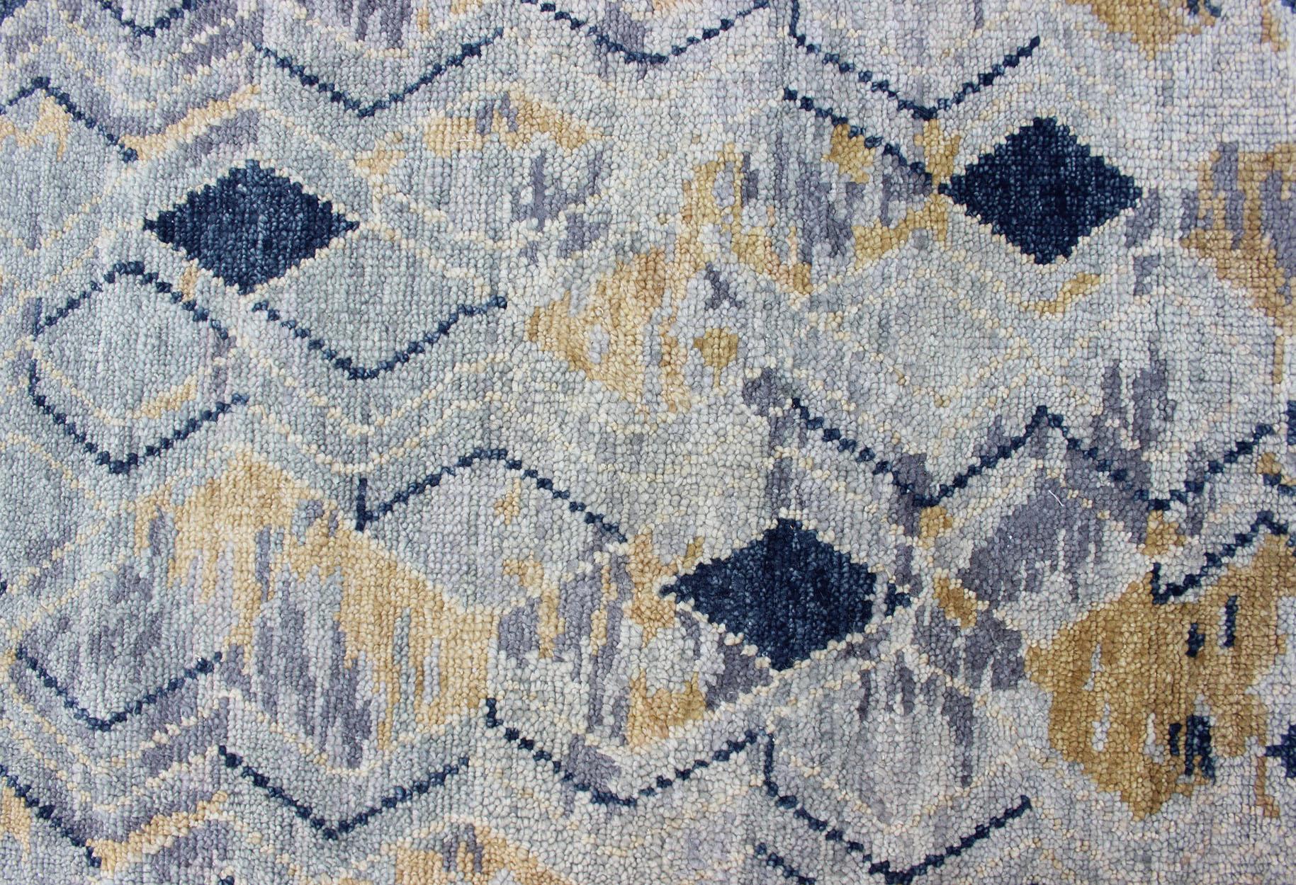 Eleganter moderner geometrischer Teppich in sanften Blau- und warmen Goldtönen (Handgeknüpft) im Angebot