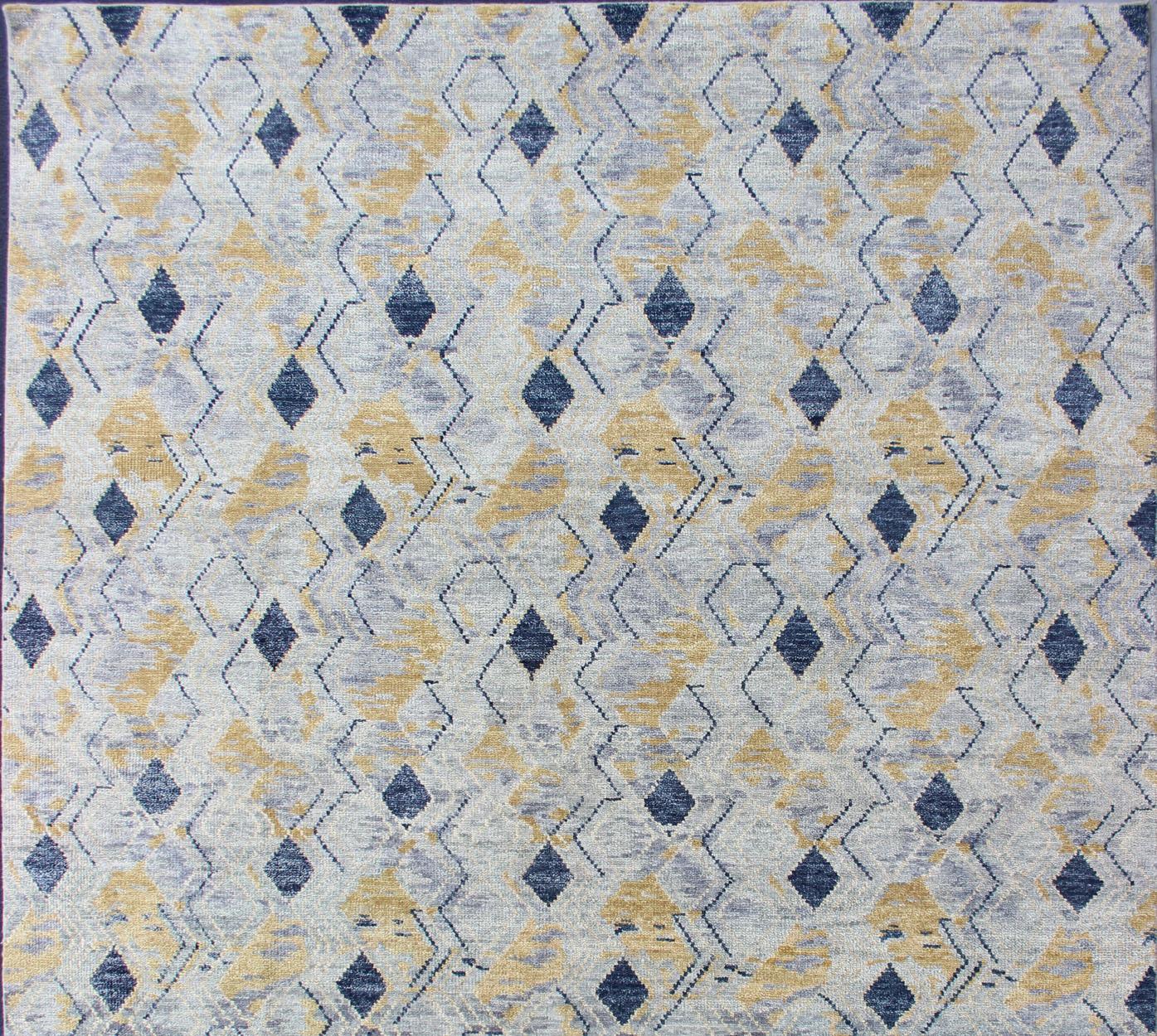 Eleganter moderner geometrischer Teppich in sanften Blau- und warmen Goldtönen im Zustand „Neu“ im Angebot in Atlanta, GA