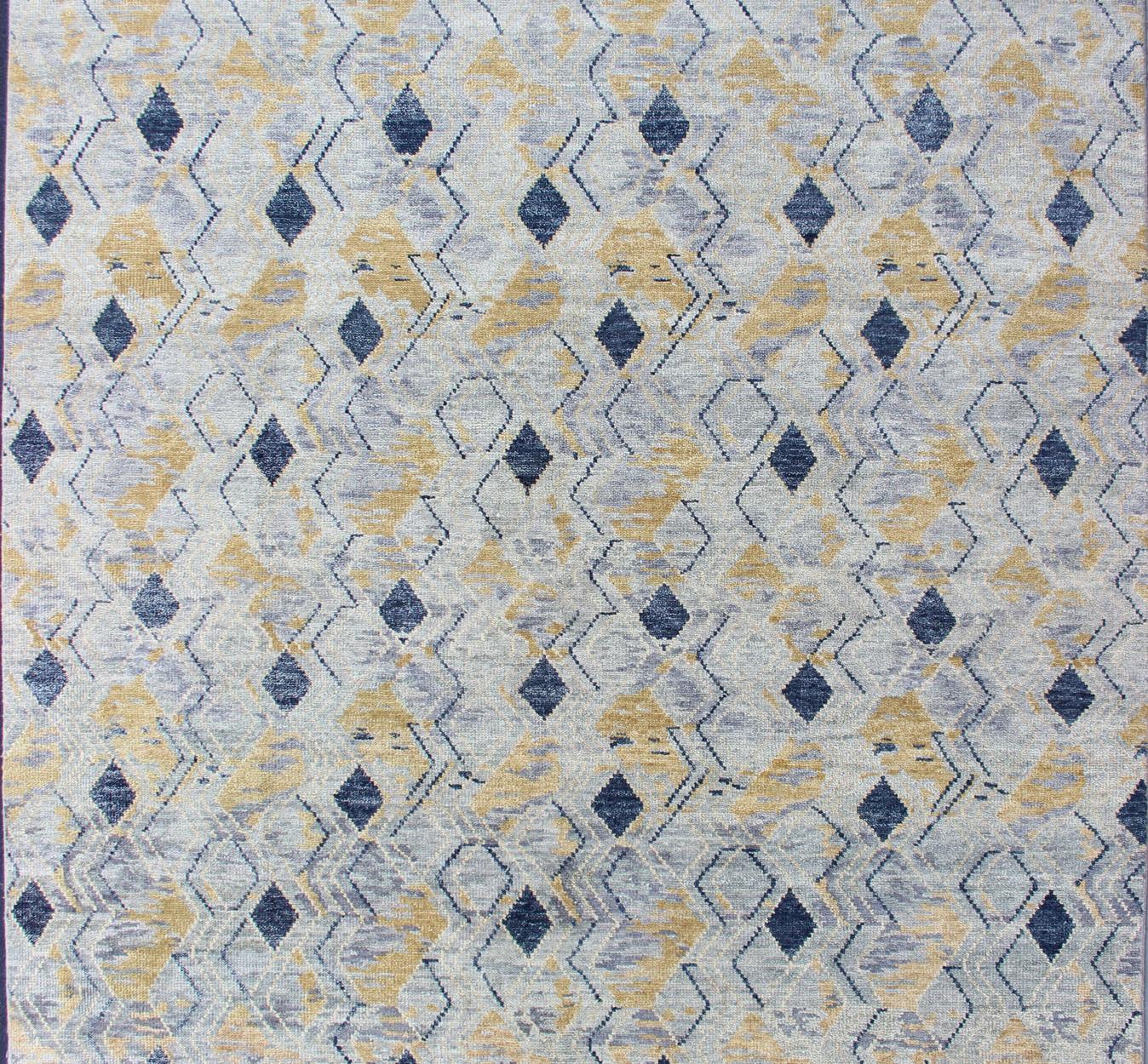 Eleganter moderner geometrischer Teppich in sanften Blau- und warmen Goldtönen (21. Jahrhundert und zeitgenössisch) im Angebot