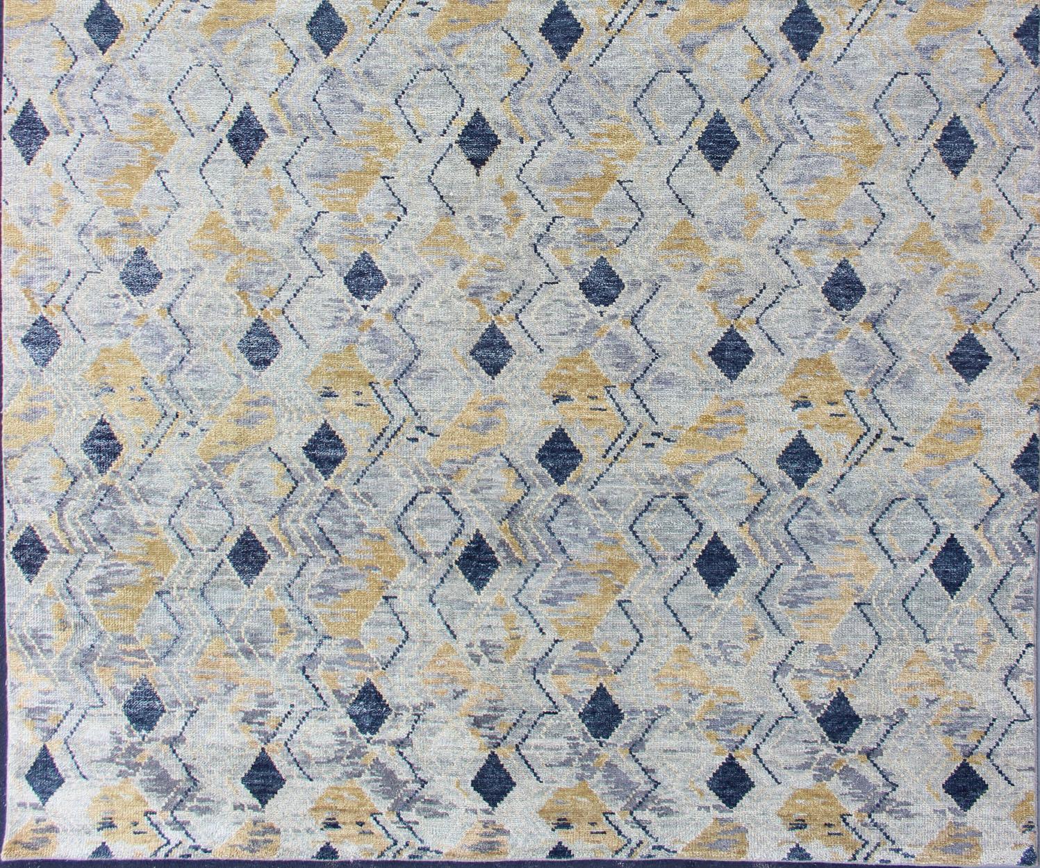 Eleganter moderner geometrischer Teppich in sanften Blau- und warmen Goldtönen (Wolle) im Angebot