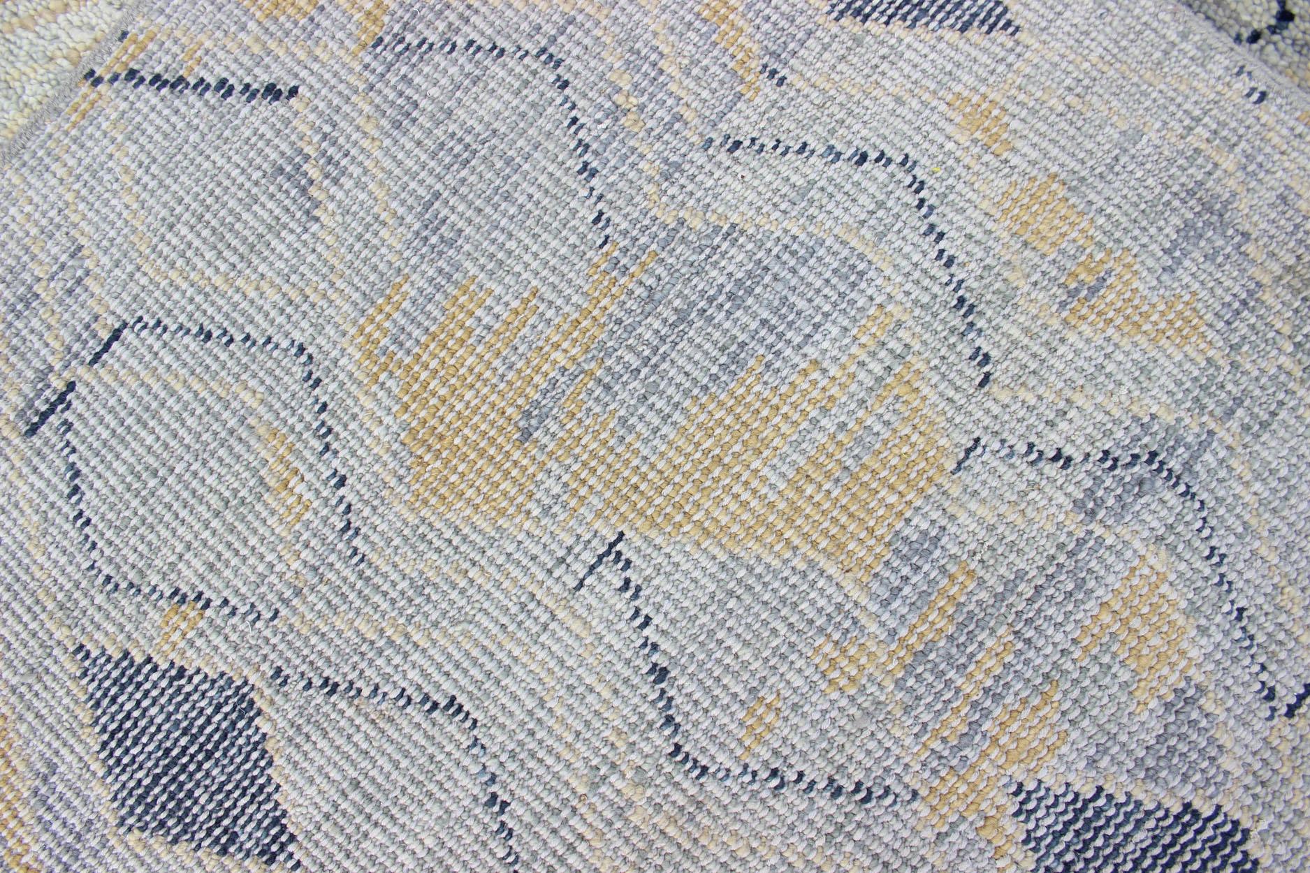 Eleganter moderner geometrischer Teppich in sanften Blau- und warmen Goldtönen im Angebot 1