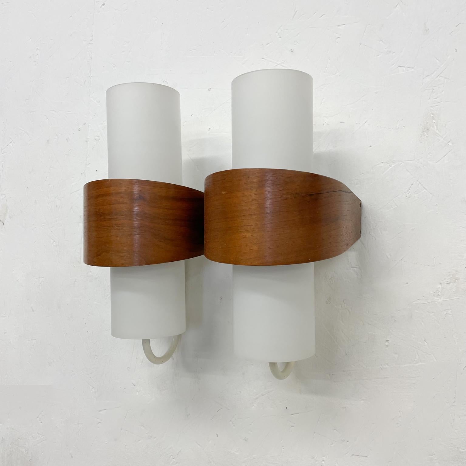 Wall sconces
Elegant geometric sconces composed of opaque glass cylinders with a teak wrap.
Vintage Modern NX40 Wall Lamps Teak and Glass Louis Kalff for Philips Holland 1960s
In the style of Kalmar sconce lighting
Measures: 14.5 tall x 7.5 deep