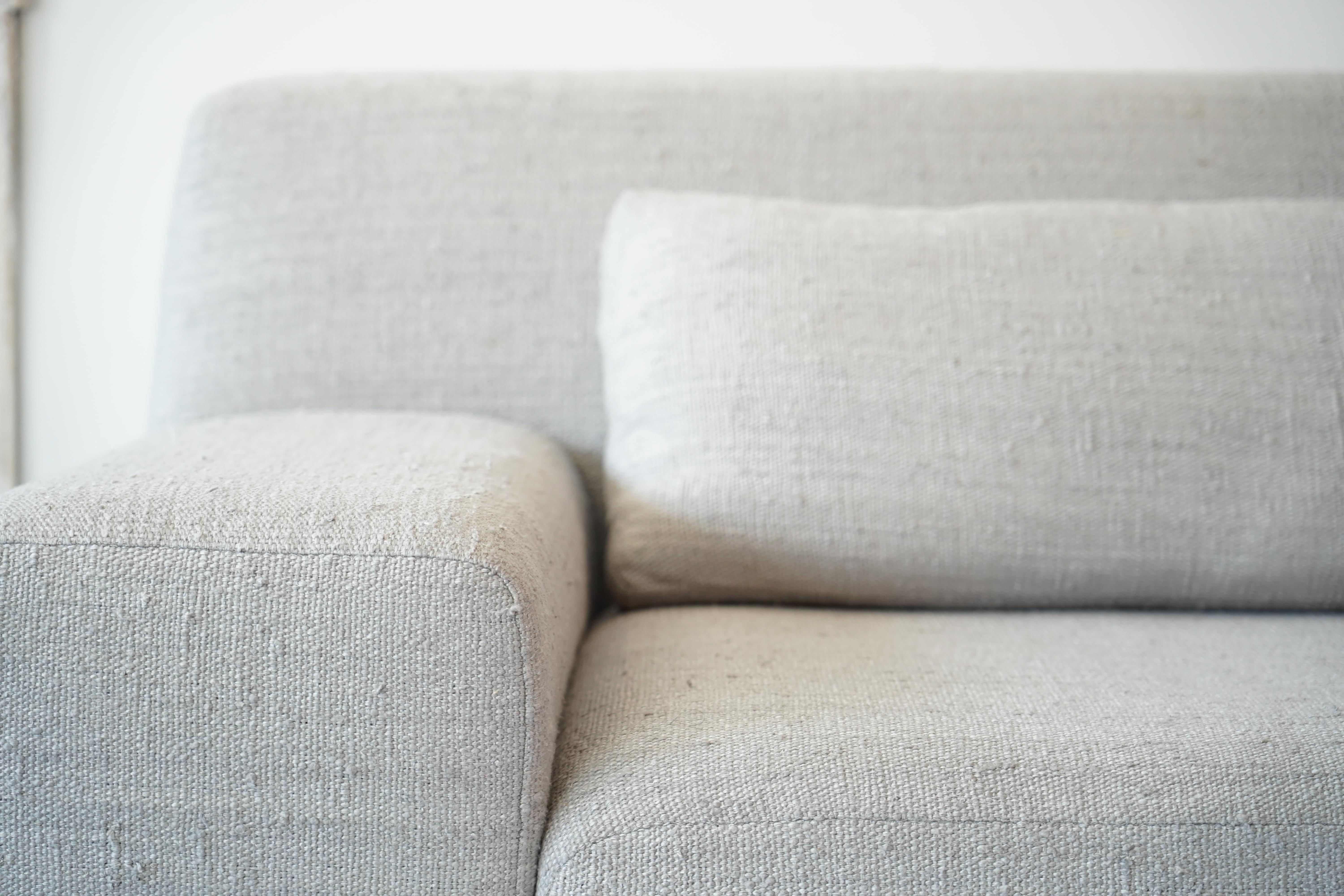Stellen Sie dieses luxuriöse, bequeme Sofa in Ihr Wohn- oder Familienzimmer, um einen weichen und ruhigen Anker in den Raum zu bringen. Das in den USA handgefertigte Sofa der Möbellinie Mar Silver besteht aus einer handgewebten Mischung aus Leinen-