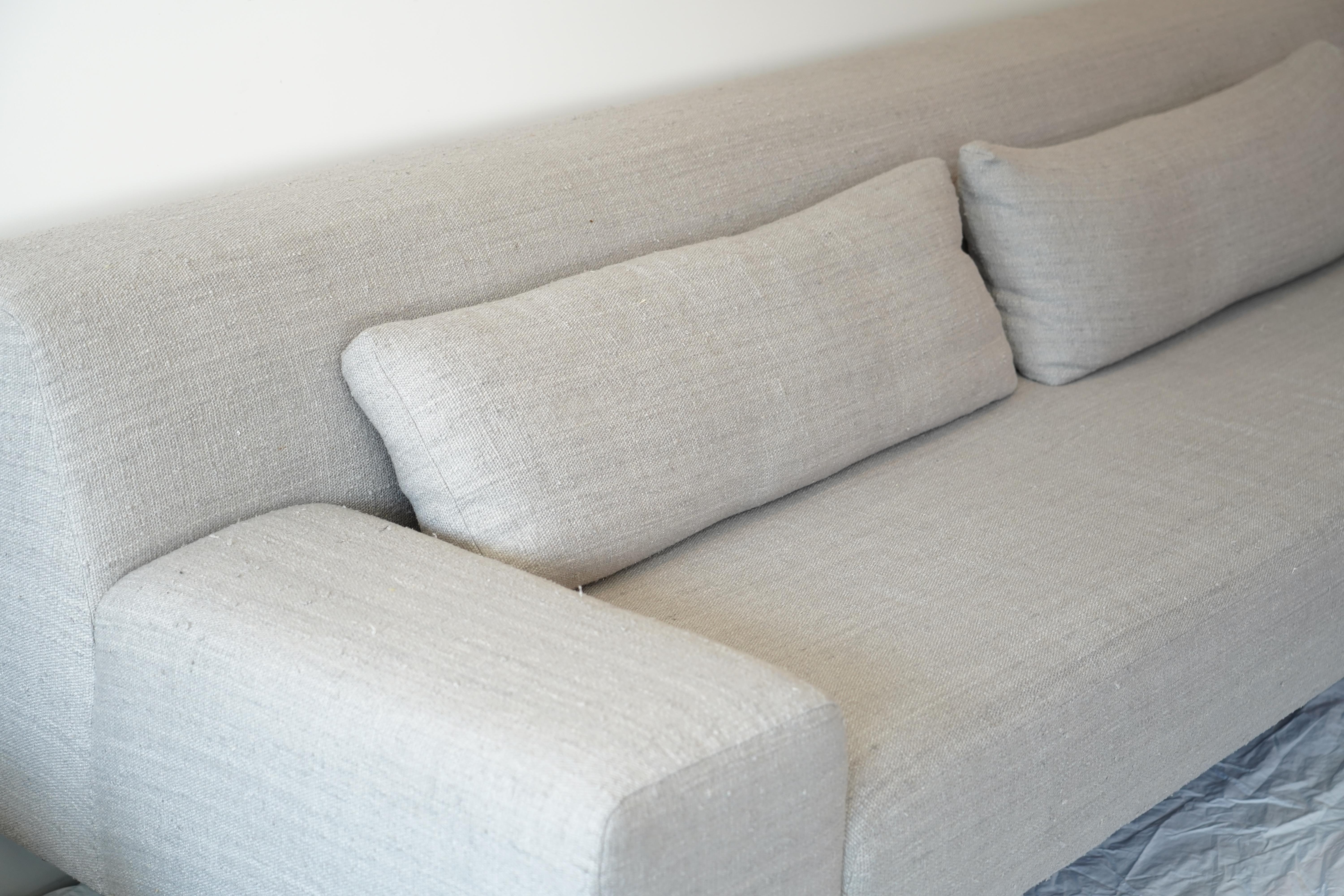 Elegantes modernes Sofa, gepolstert mit handgewebtem taubengrauem Leinen/Seide auf Chrombeinen (Handgefertigt) im Angebot