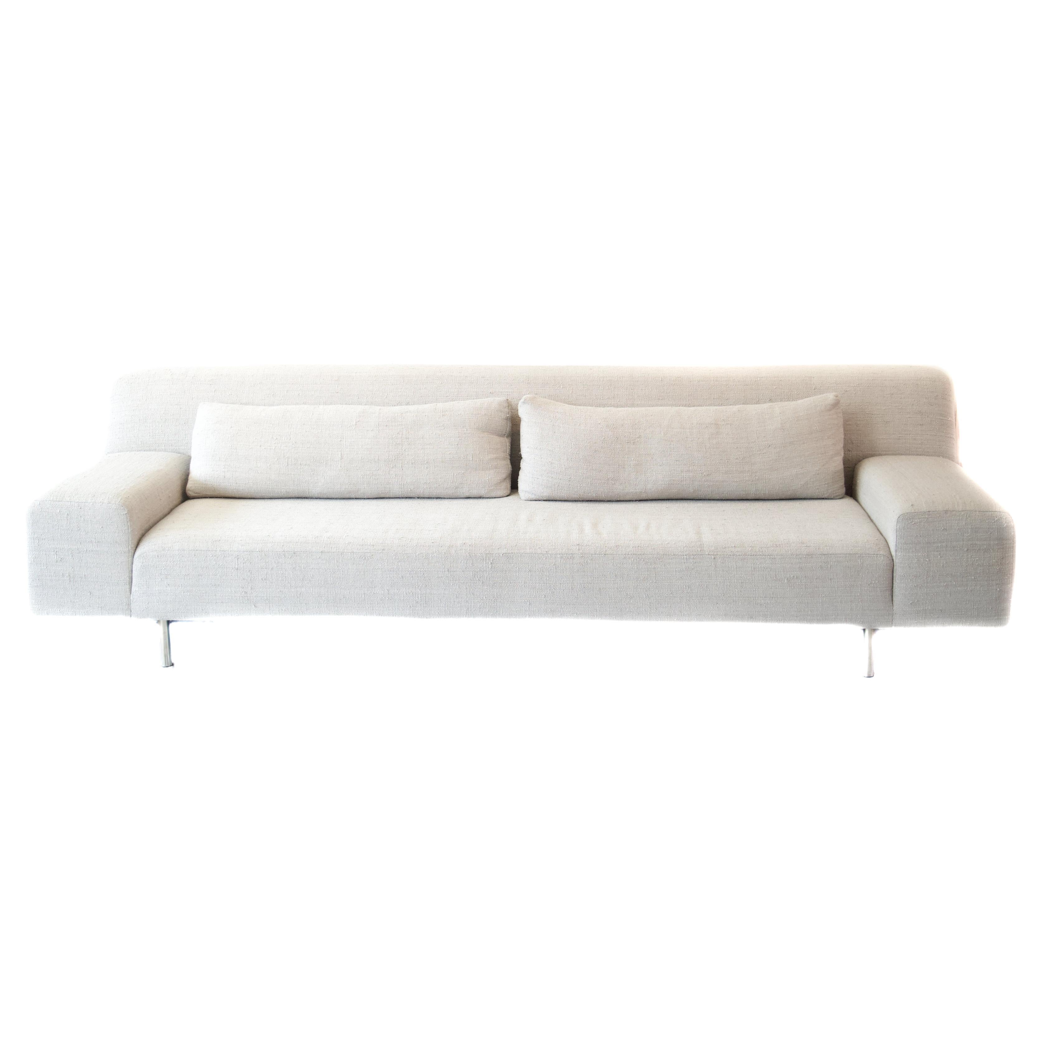 Elegantes modernes Sofa, gepolstert mit handgewebtem taubengrauem Leinen/Seide auf Chrombeinen im Angebot