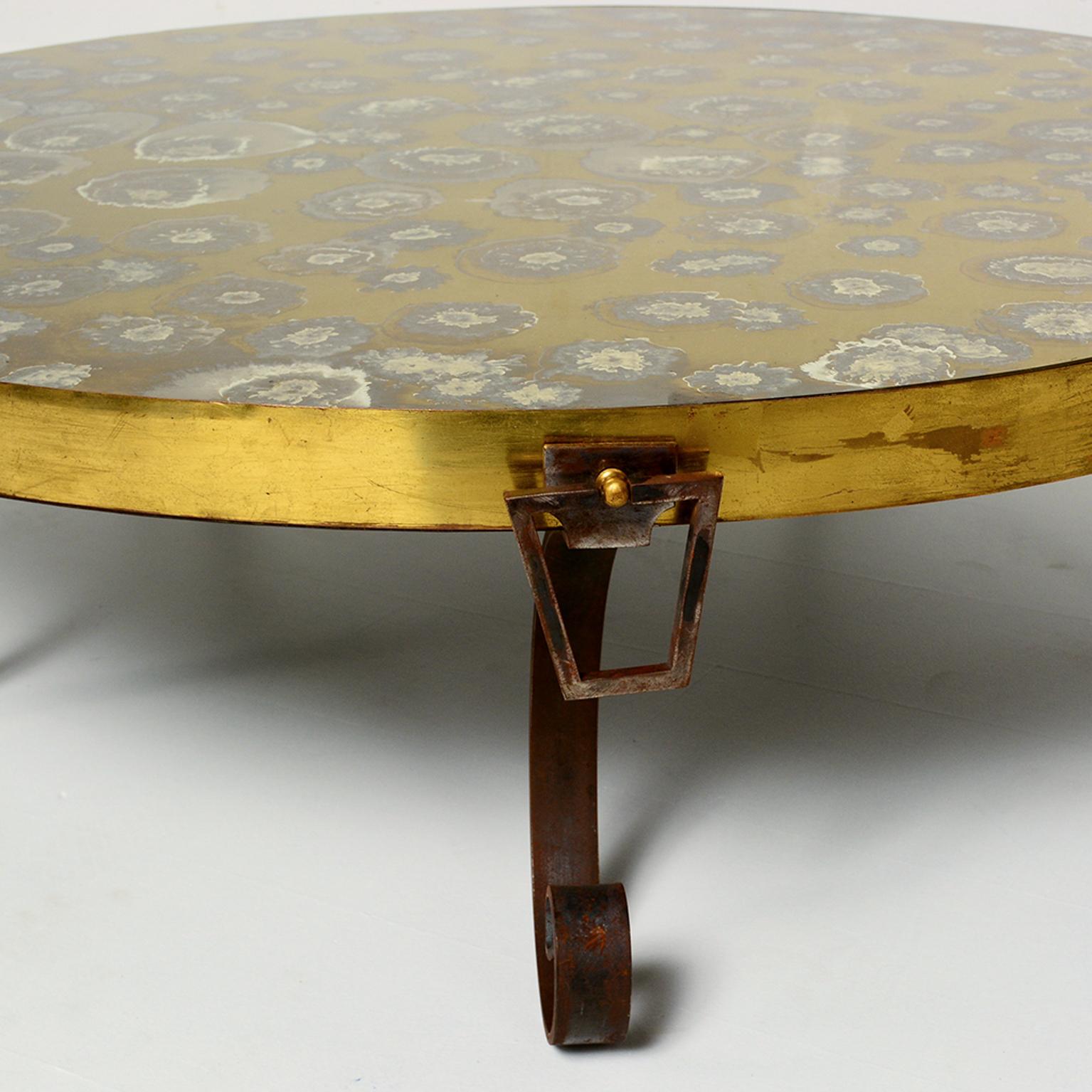 For your consideration: Arturo Pani 1950s elegant Mexican Modernism with a vintage round cocktail / coffee table in églomisé mirror, patinated brass, forged iron with sculptural flared legs. Sculptural golden elegance.

Dimensions: Height 13.5 in.
