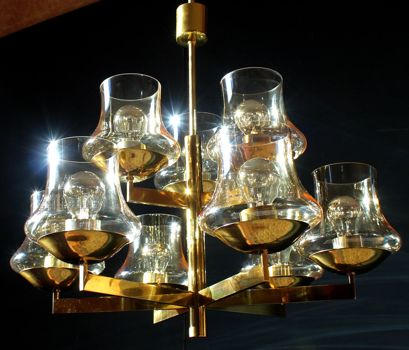 Elegant modernist chandelier 1970s brass with 9 + 1 glass globes in gold nuances by Kaiser

Measures: diameter 27