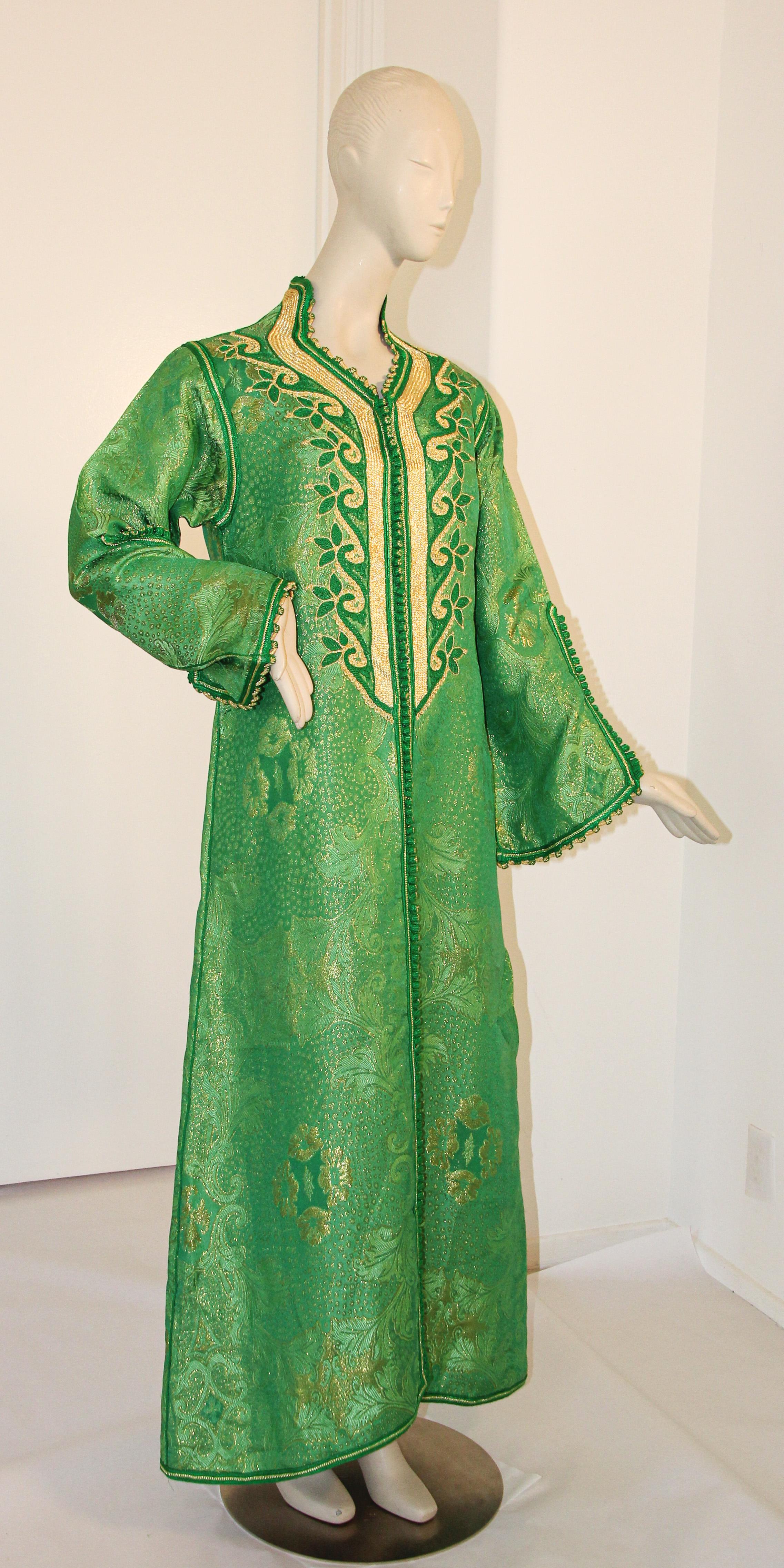 Elégant caftan marocain vert émeraude et brocart métallique à lames or,
Il s'agit d'un exemple exceptionnel de la mode marocaine,
Fabriqué à la main au Maroc et ajusté pour une coupe décontractée avec des manches larges, il est réalisé dans la