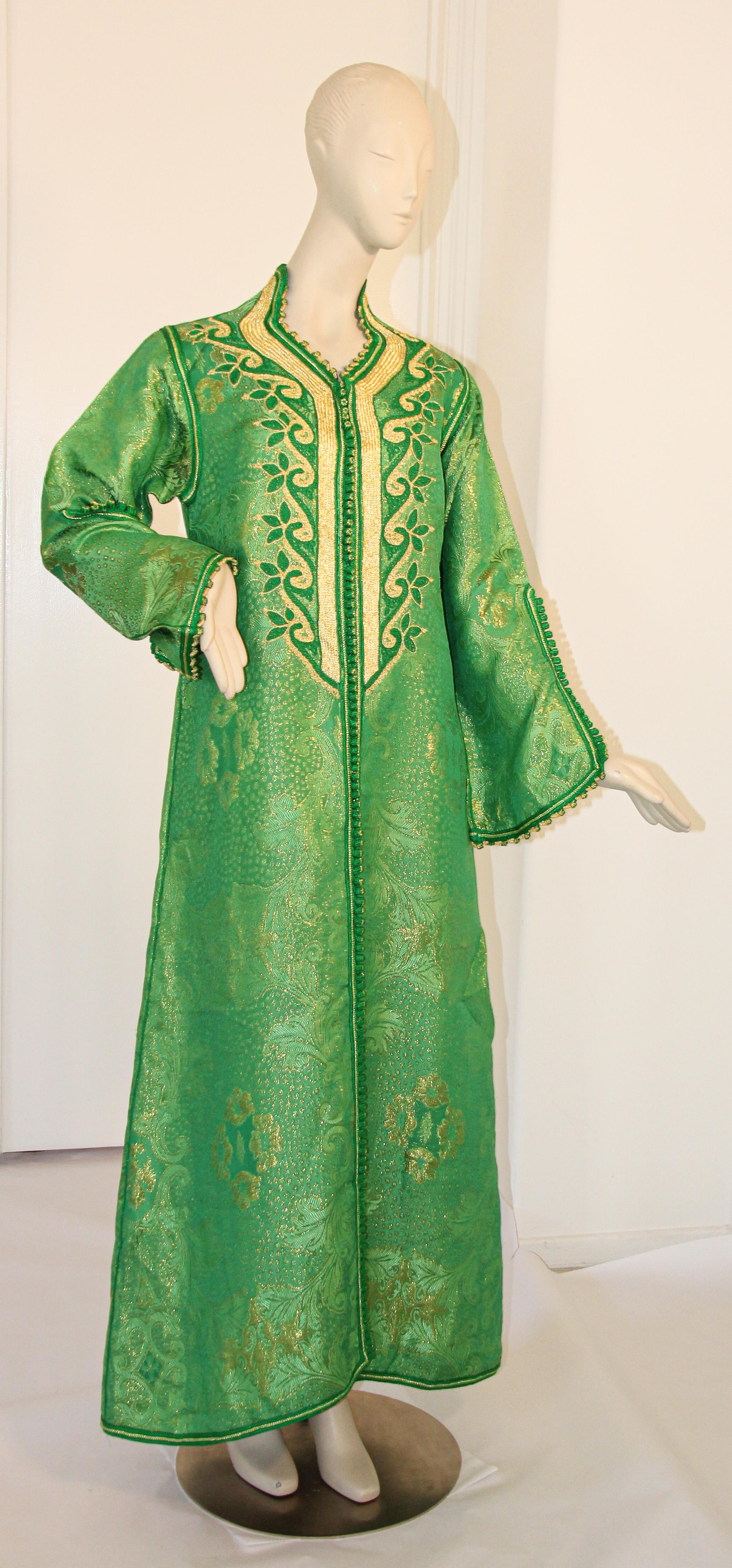Bohème Élégant brocart marocain caftan métallique vert émeraude et or en vente