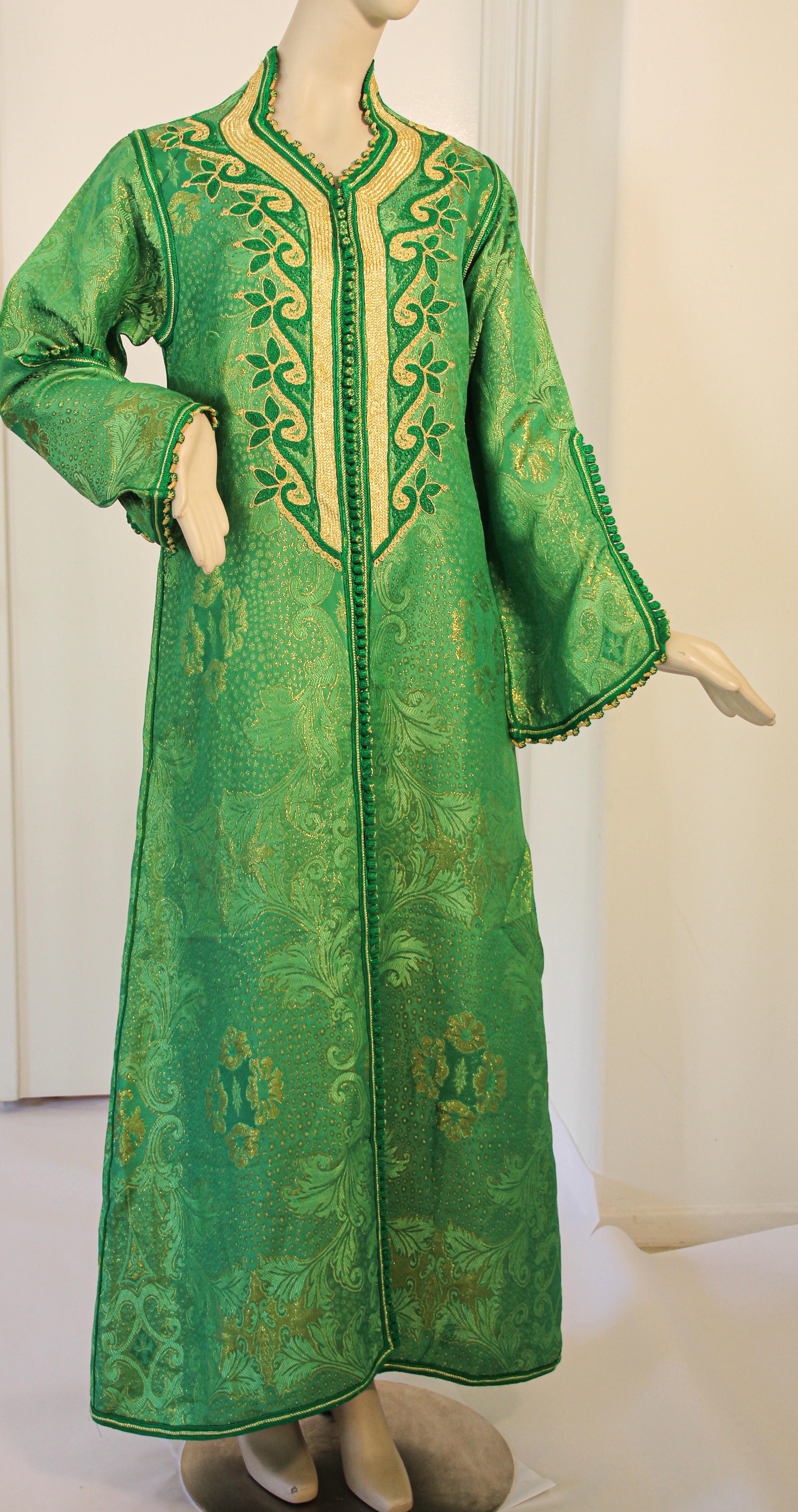 Marocain Élégant brocart marocain caftan métallique vert émeraude et or en vente