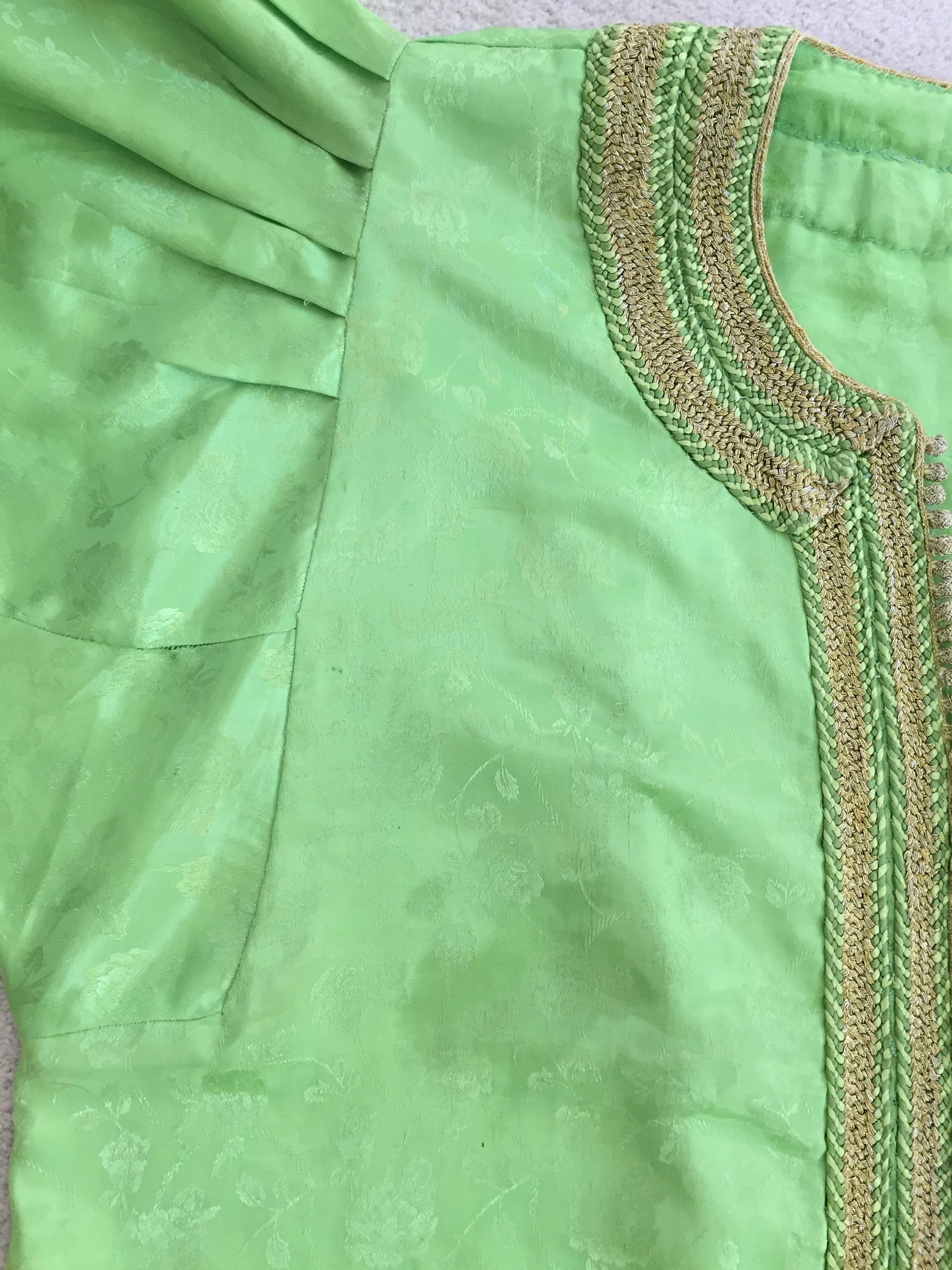 Elegant Moroccan Caftan Green and Gold Embroidered with Moorish Designs For Sale 6