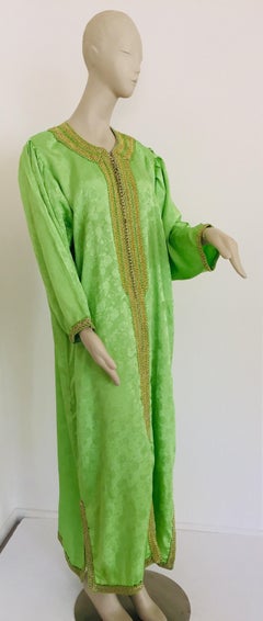 Eleganter marokkanischer Kaftan in Grün und Gold, bestickt mit maurischen Designs