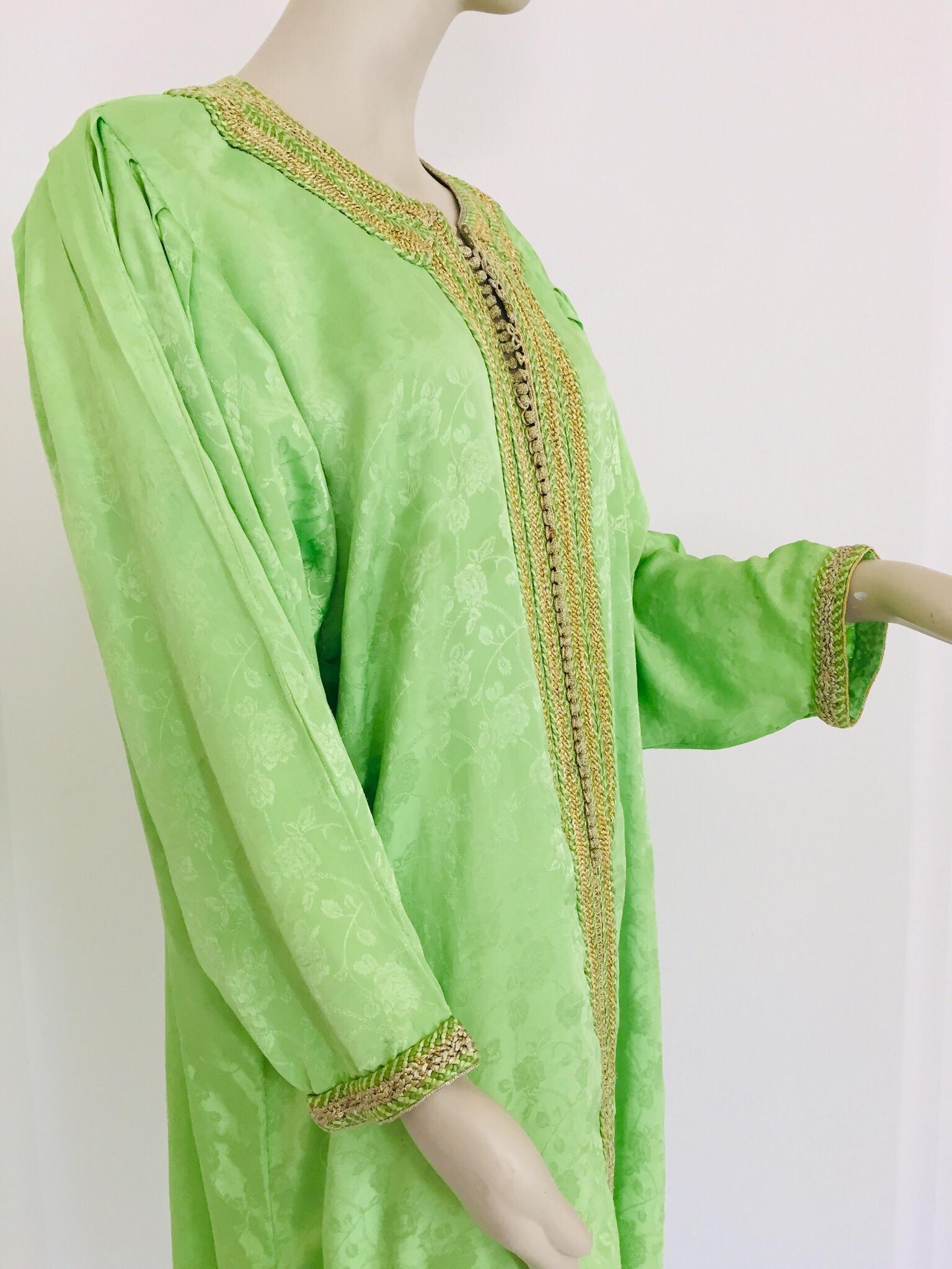Elegant Moroccan Caftan Green and Gold Embroidered with Moorish Designs In Good Condition For Sale In North Hollywood, CA