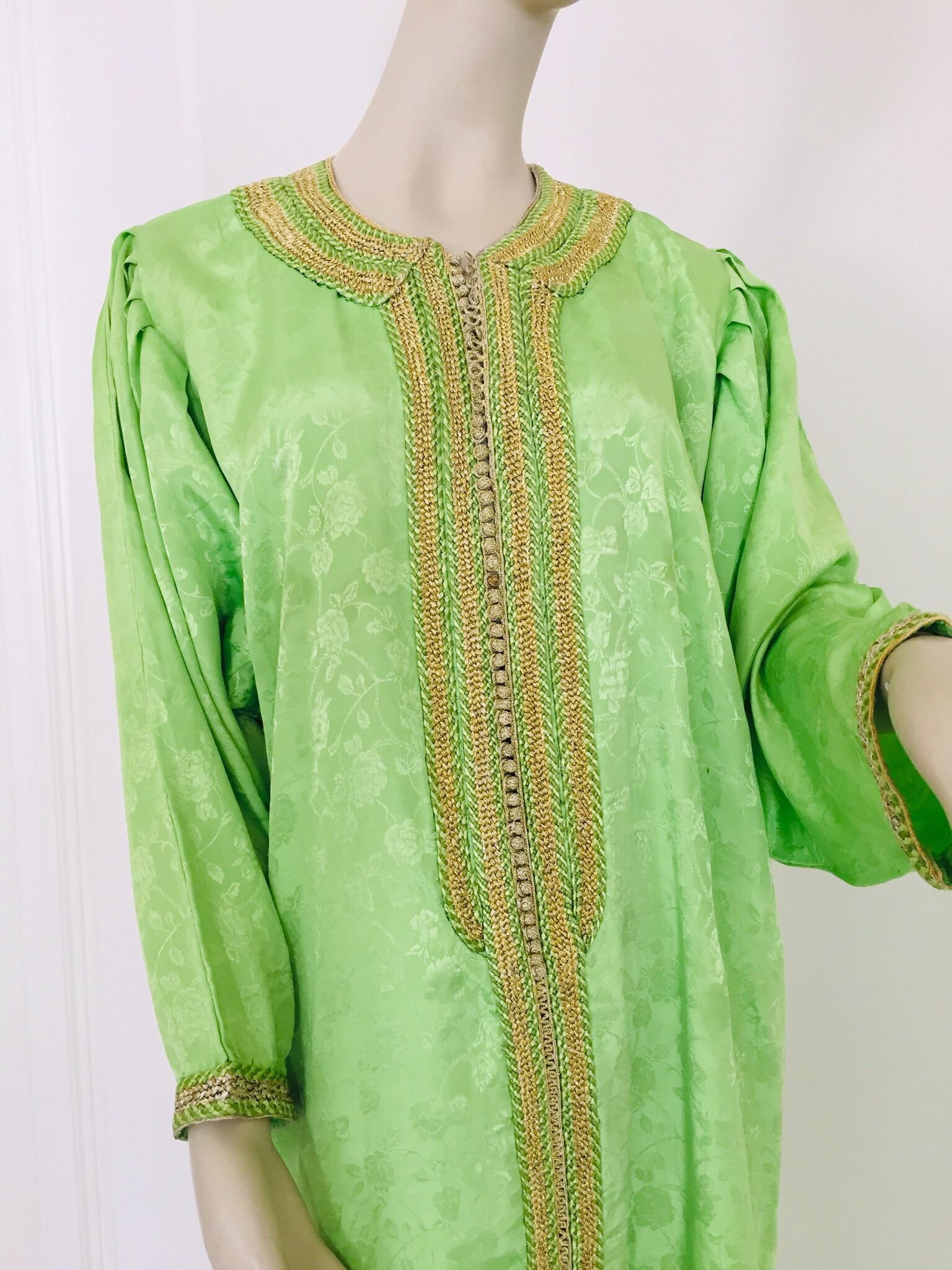 Elegant Moroccan Caftan Green and Gold Embroidered with Moorish Designs For Sale 2