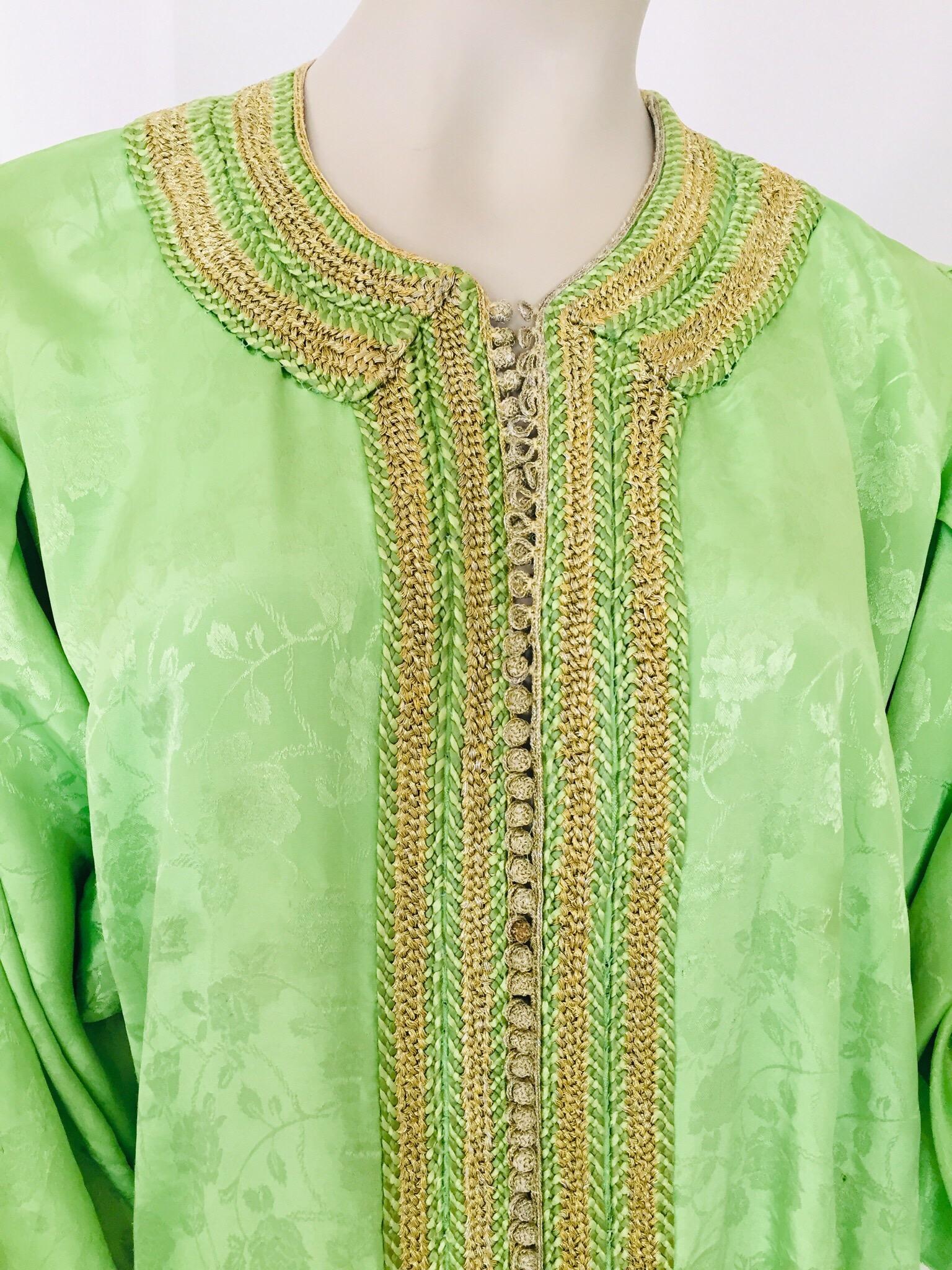 Elegant Moroccan Caftan Green and Gold Embroidered with Moorish Designs For Sale 2