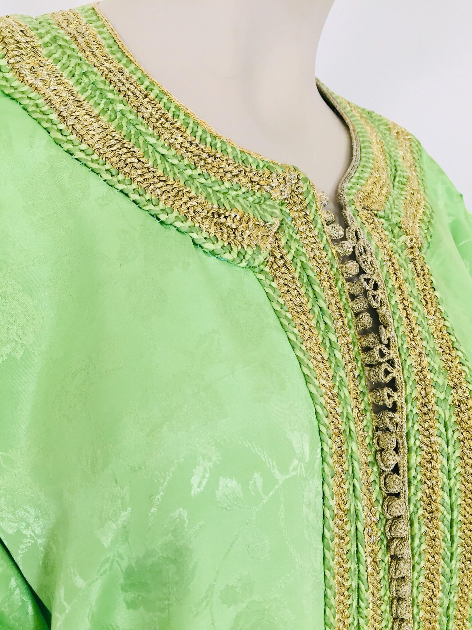 Elegant Moroccan Caftan Green and Gold Embroidered with Moorish Designs For Sale 4