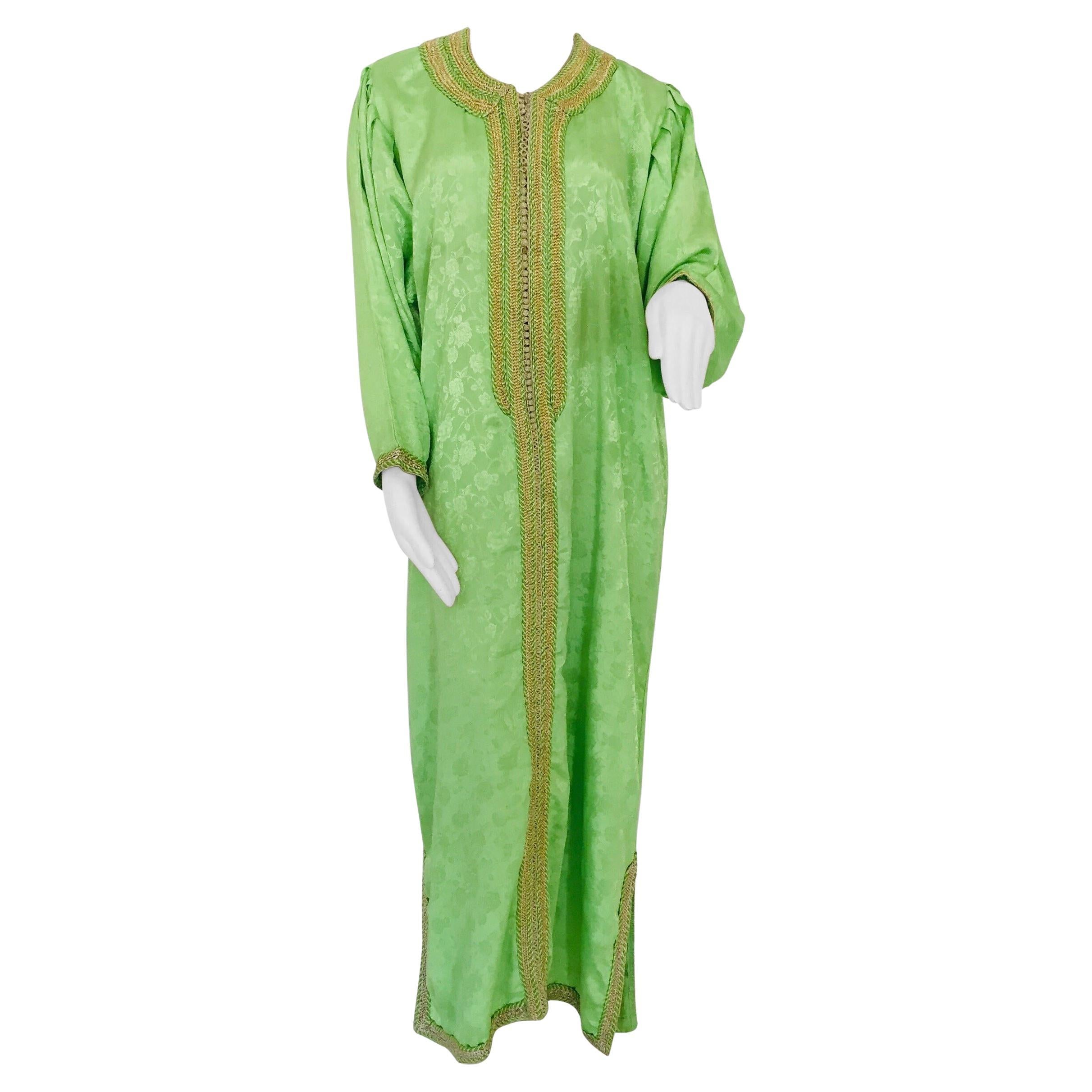 Élégant caftan marocain vert et or brodé de motifs mauresques