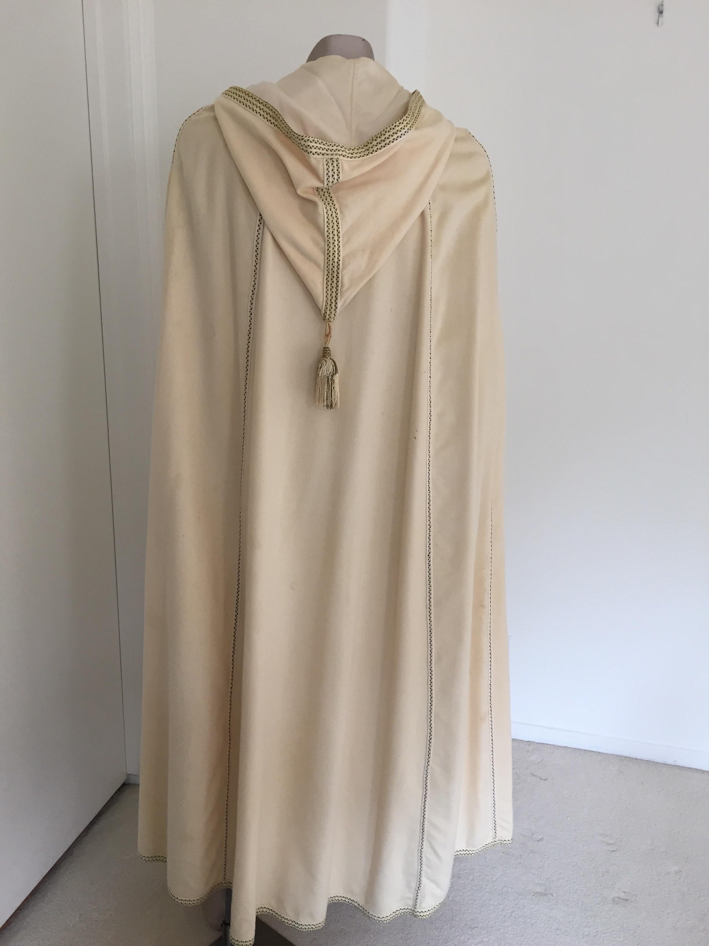 Elegant Moroccan Caftan Hooded Wool Burnous Cape, circa 1970 For Sale 3