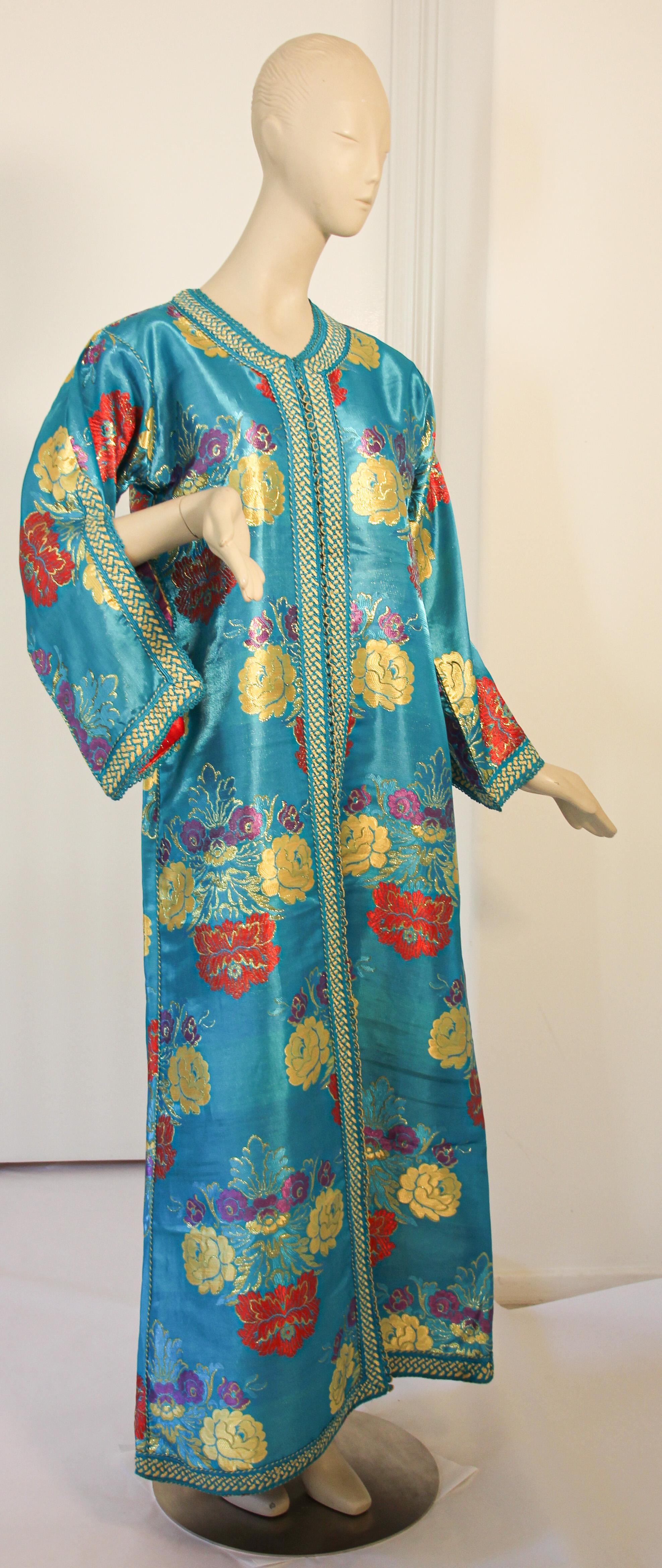 Elegant caftan marocain en brocart floral bleu métallisé,
Il s'agit d'un exemple exceptionnel de design de mode marocain.
Fabriqué à la main au Maroc et taillé pour une coupe décontractée avec des manches larges, il est confectionné dans la forme