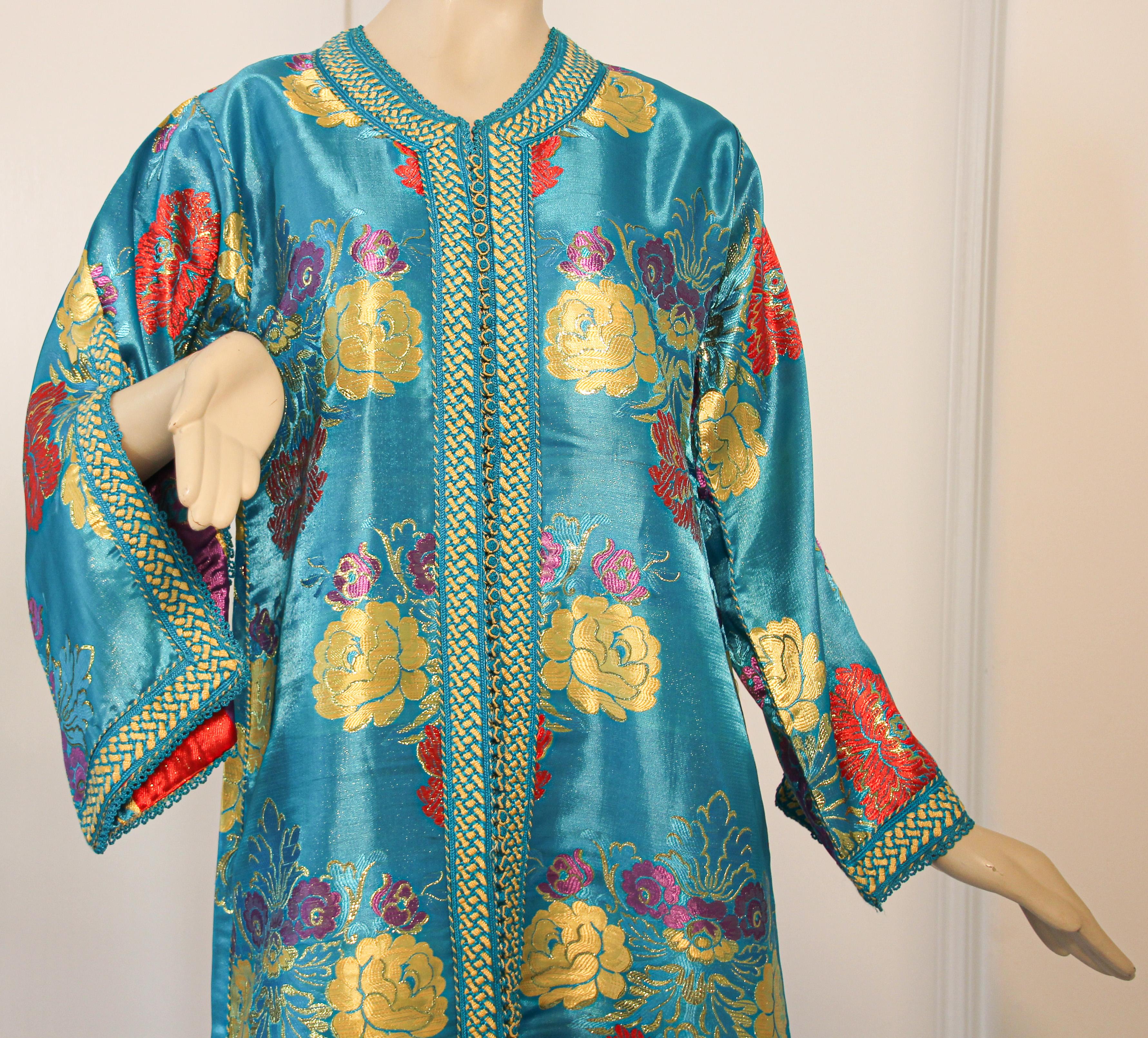 Elegante Caftán Marroquí en Brocado Floral Azul Metalizado en venta 2