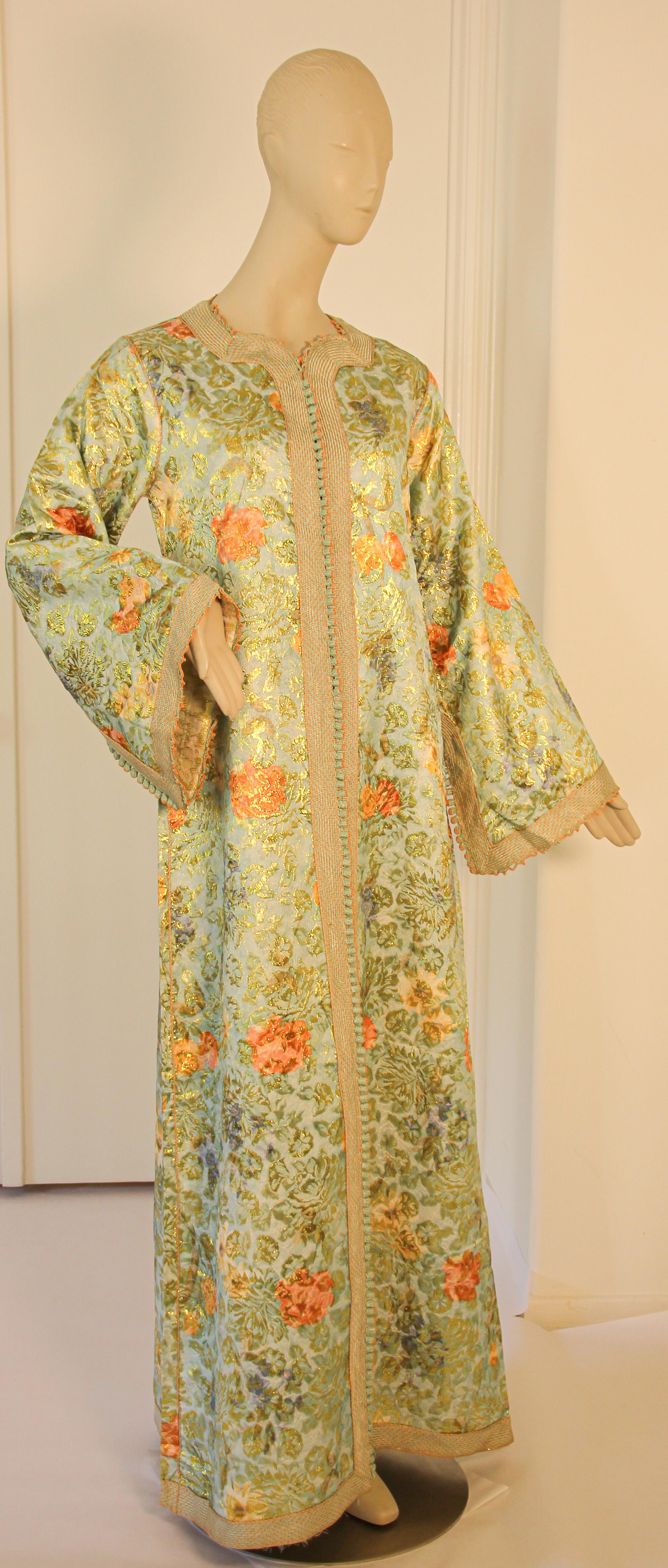 Elegant Moroccan caftan lime green and gold lame metallic floral brocade,
This is an exceptional example of Moroccan fashion design.
Handcrafted in Morocco and tailored for a relaxed fit with wide sleeves, it is made in the traditional form of a
