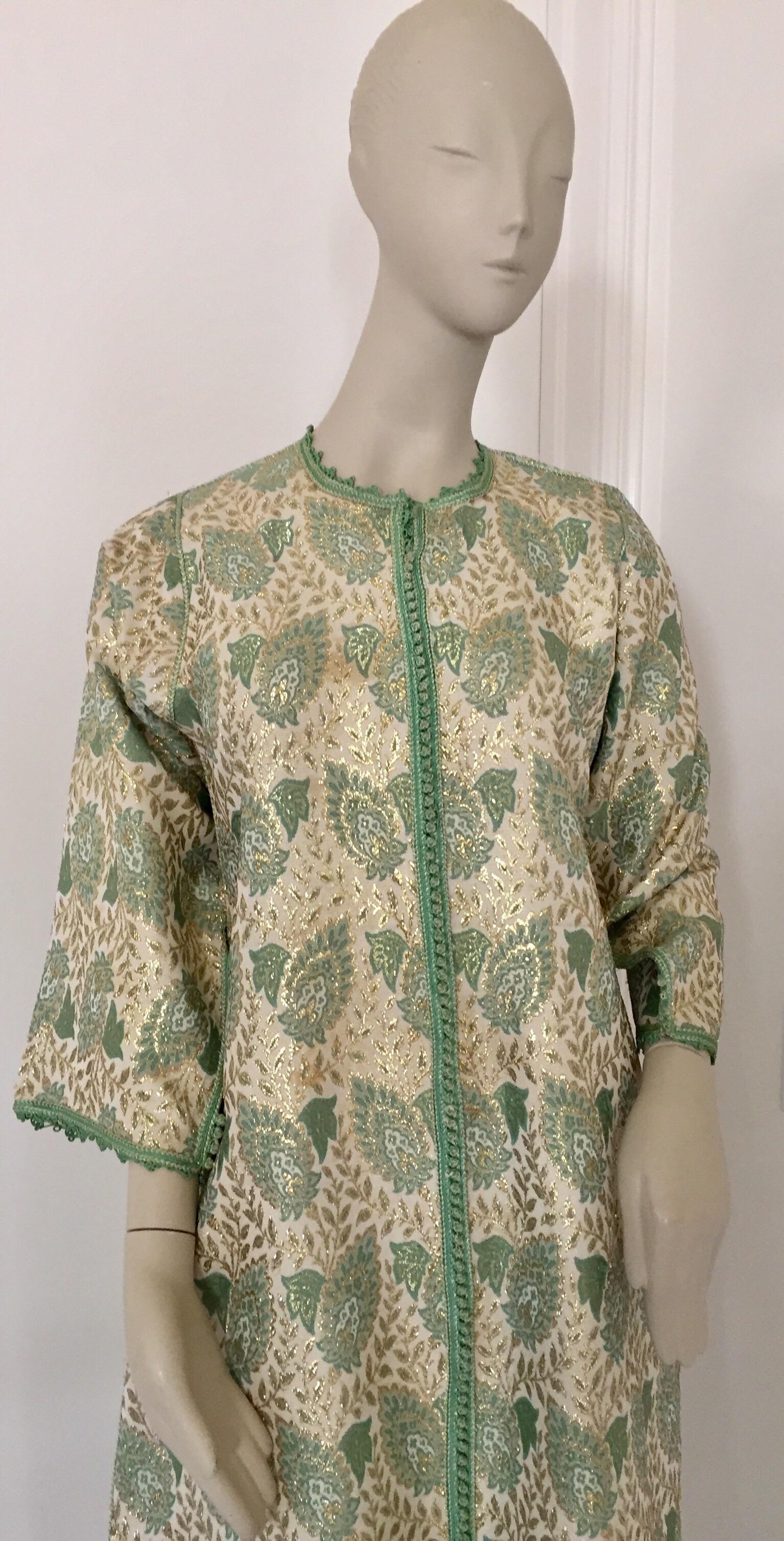 Elegante caftán marroquí verde lima y brocado floral metálico plateado y dorado,
Alrededor de los años setenta.
Está confeccionada en Marruecos y confeccionada para un ajuste relajado con mangas anchas
Este maxi vestido largo caftán está bordado