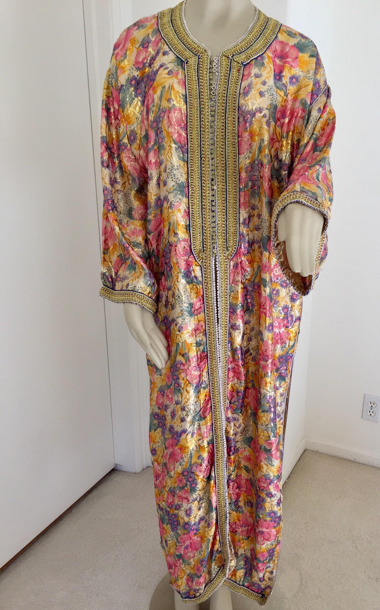 Elegant Moroccan caftan metallic silk floral brocade,
circa 1970s.
This light summery caftan is crafted in Morocco and tailored for a relaxed fit, features a traditional neckline, embellished sleeves and vented sides.
This long maxi dress kaftan is