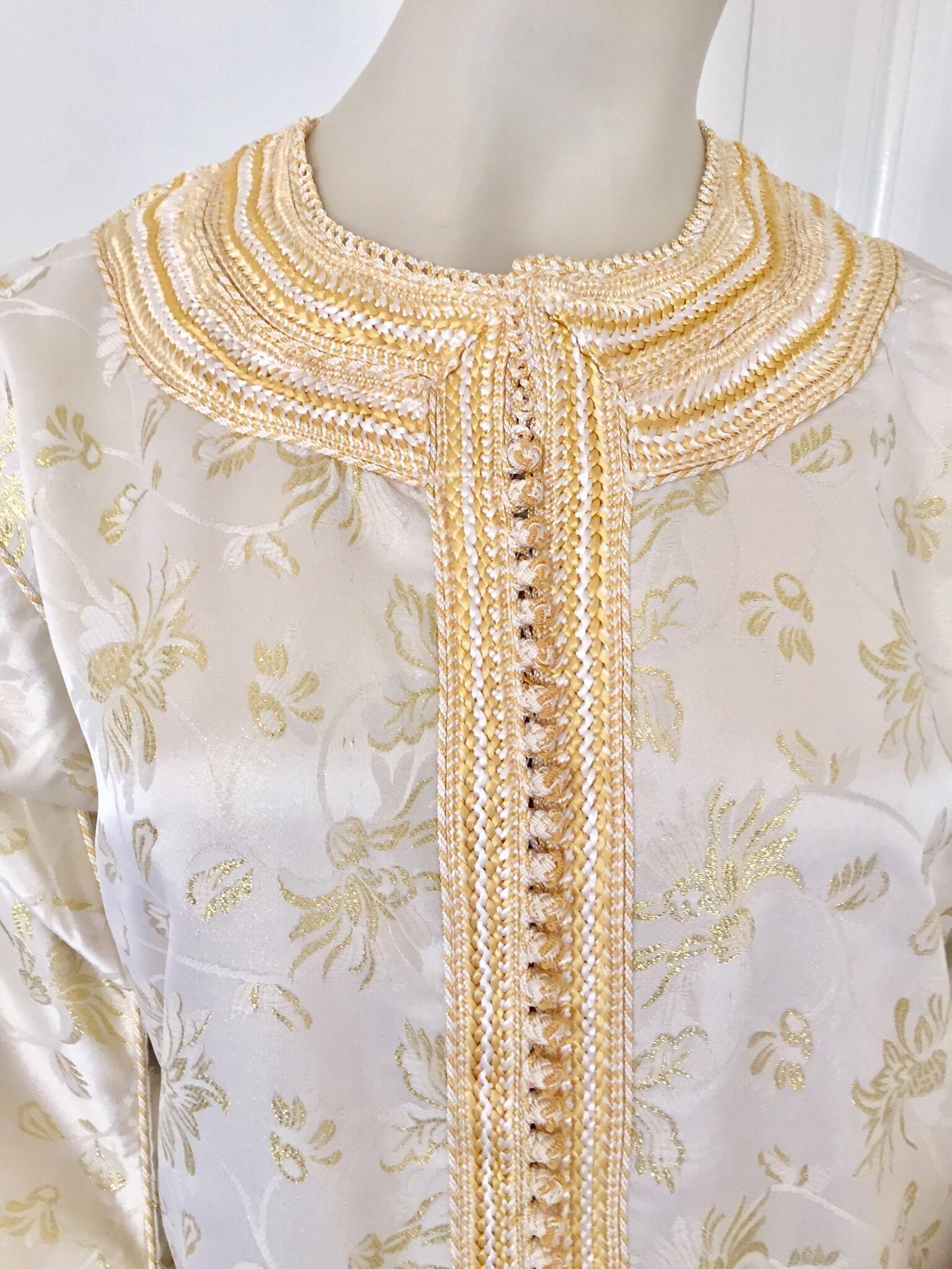 Elegante caftano marocchino in broccato floreale bianco e oro metallizzato in vendita 4