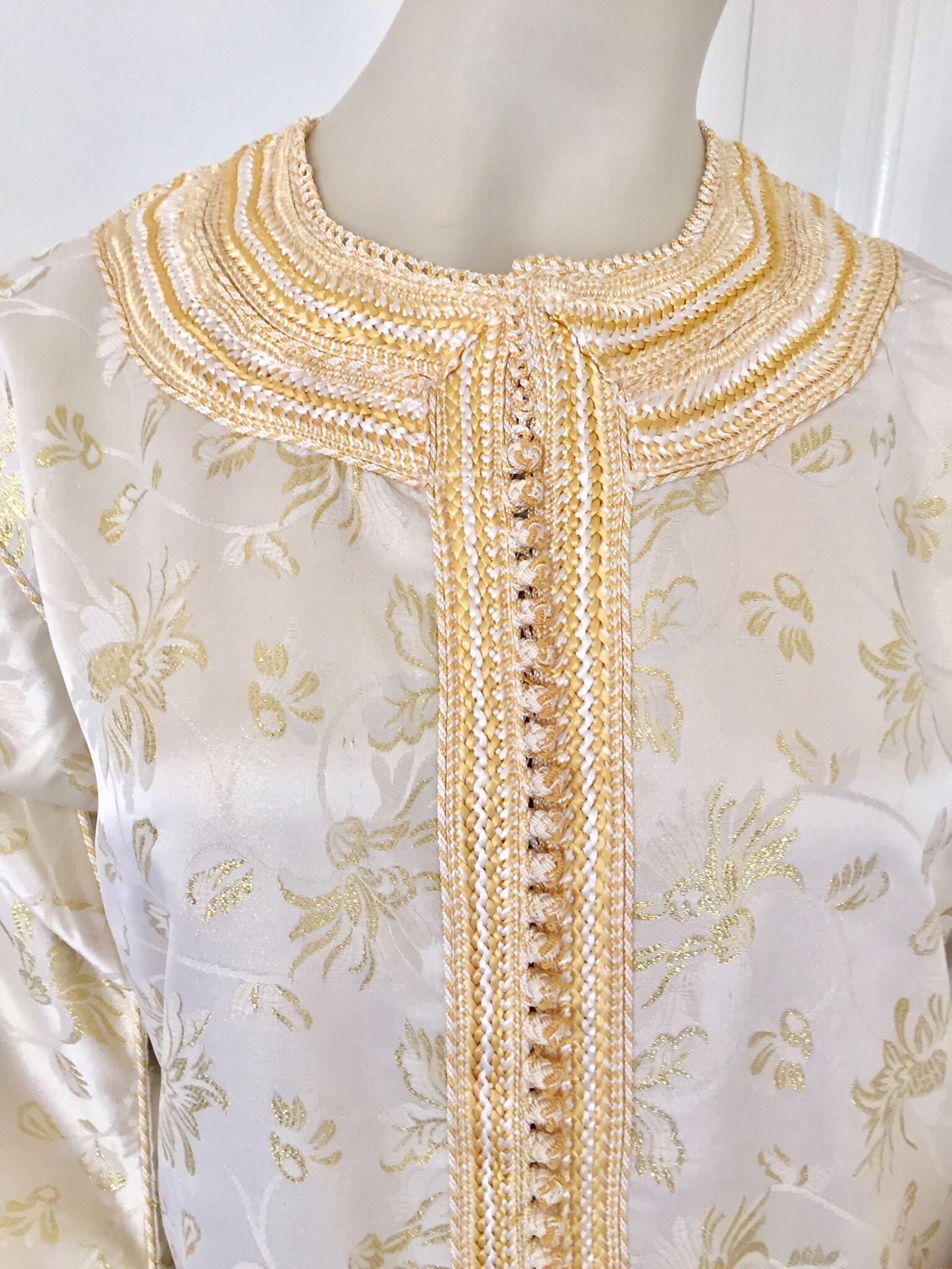 Élégant brocart marocain caftan à fleurs en métal blanc et or en vente 4