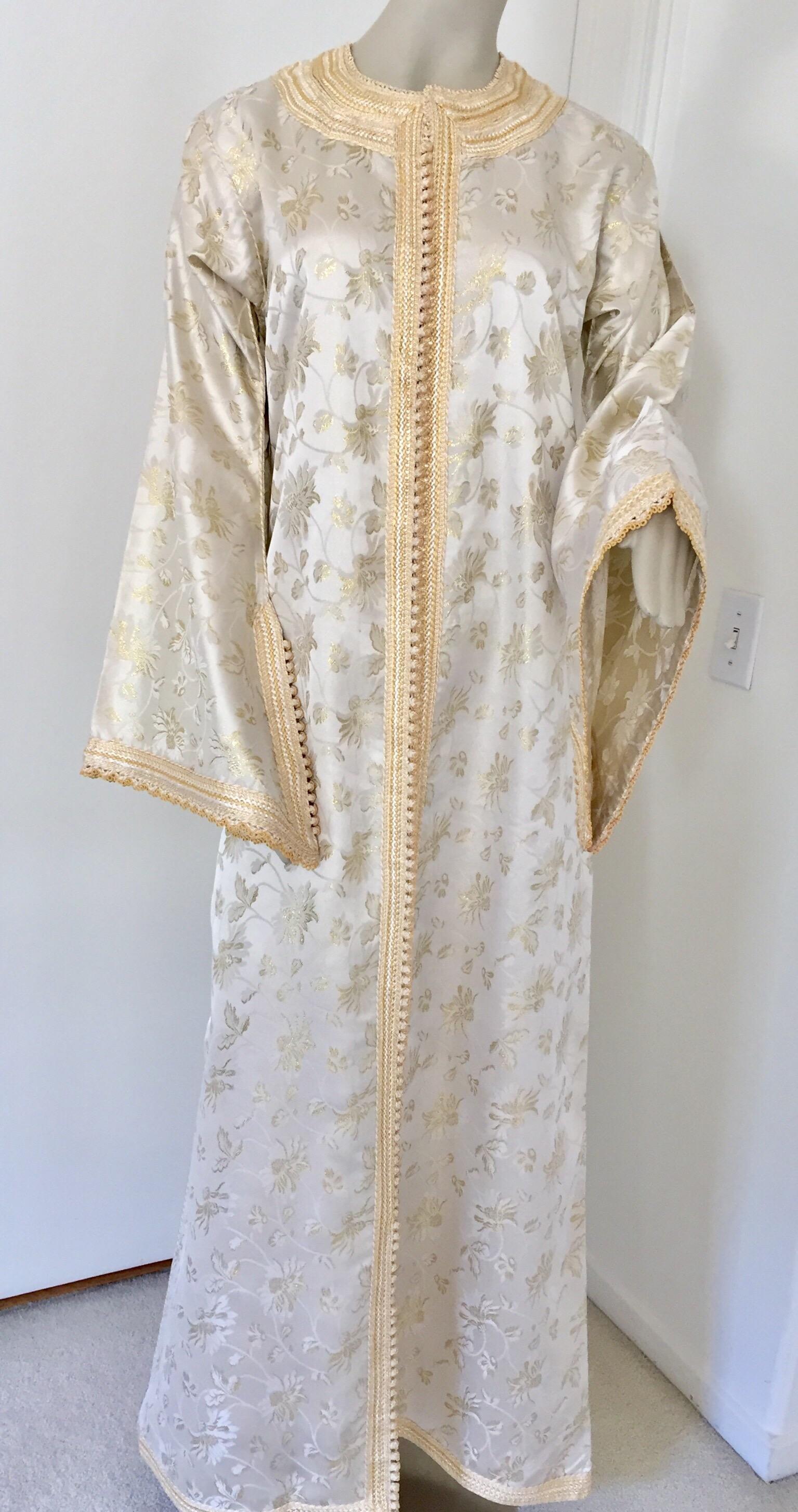 Elegant Moroccan Caftan White and Gold Metallic Floral Brocade For Sale 4